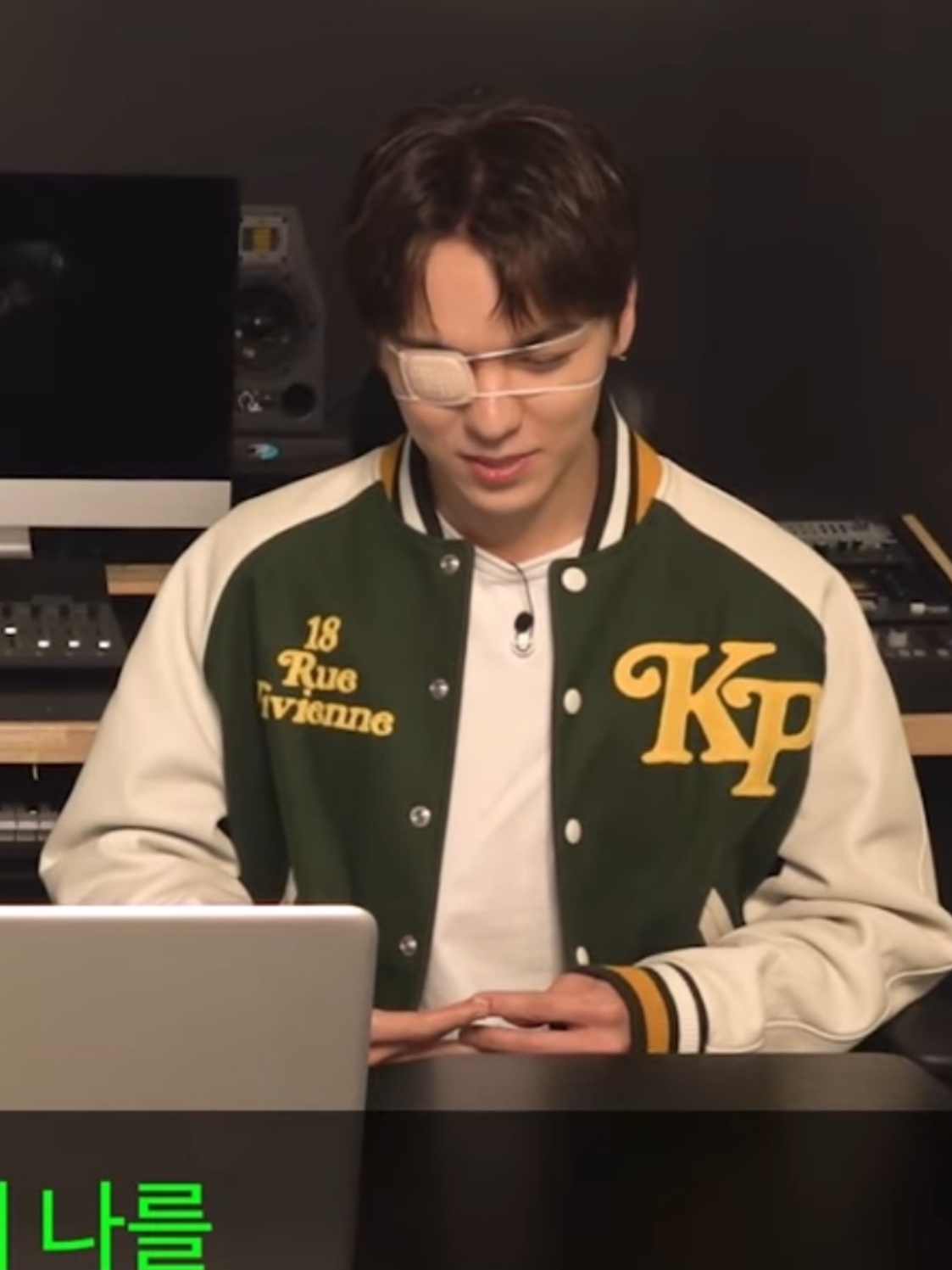 Kenzo x Verdy Varsity Jacket Dark Khaki, Kenzo x Verdy Paris Cap Black 착용 스타일 - 2