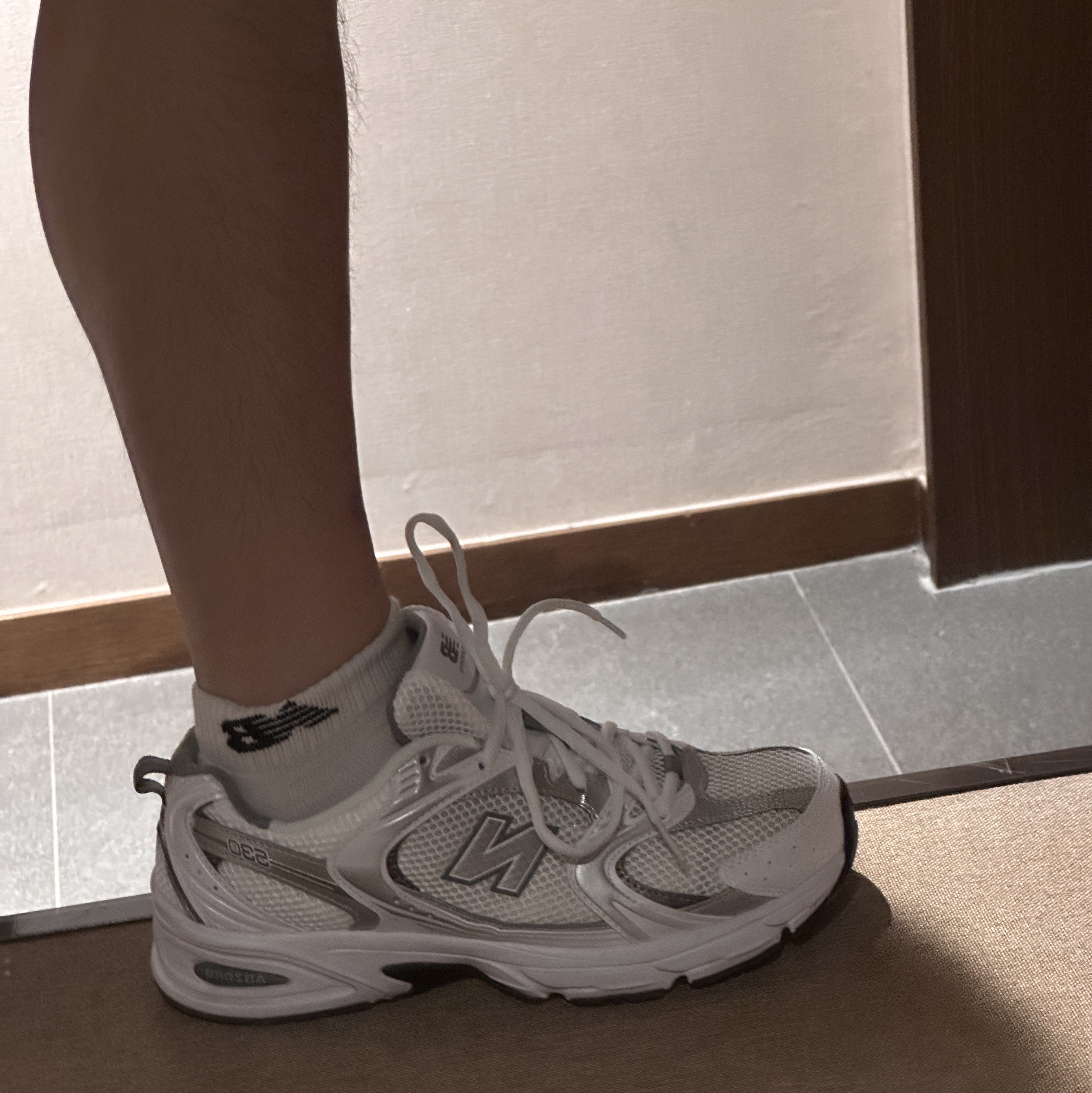 New Balance 530 White Silver 착용 스타일