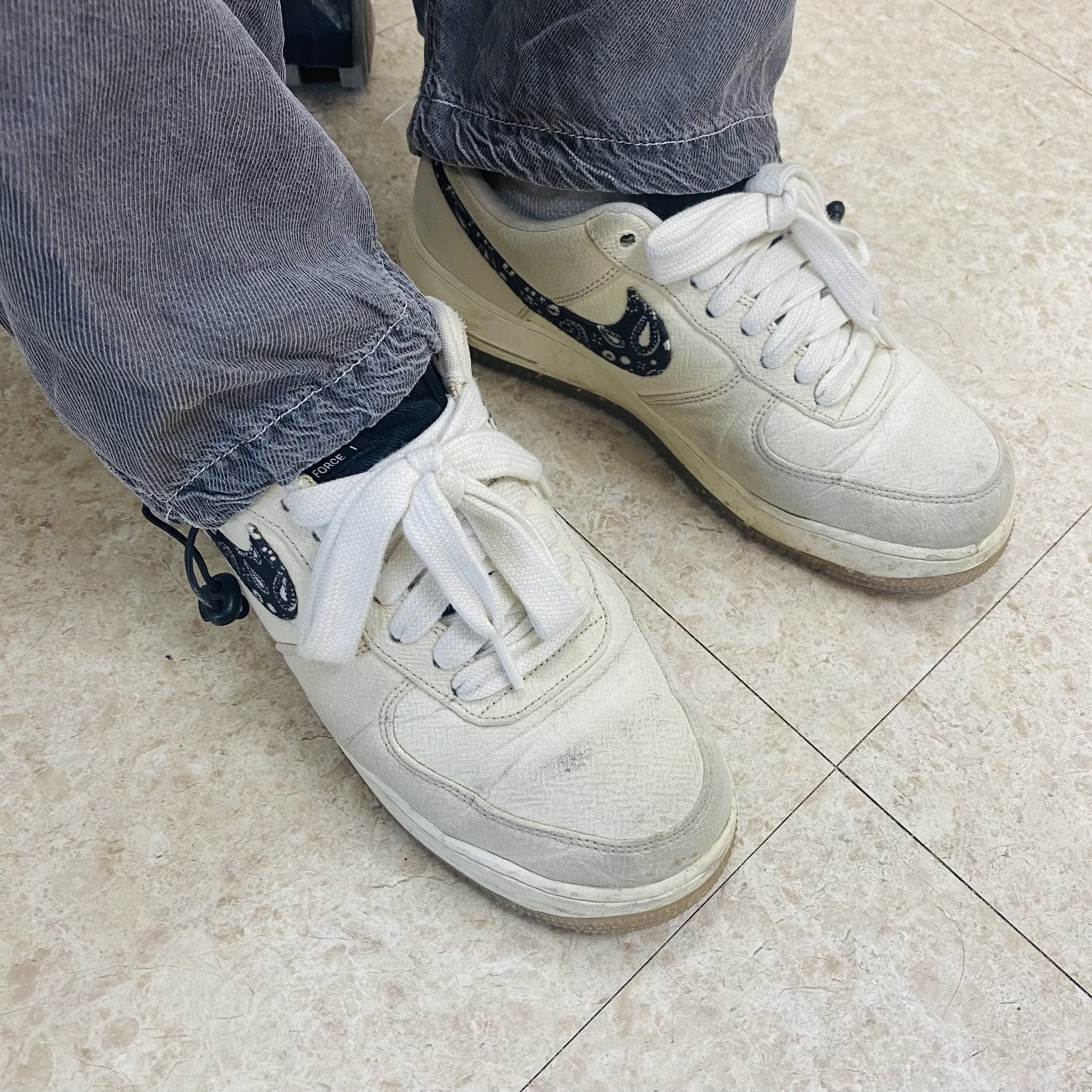 Nike Air Force 1 '07 LV8 Paisley Swoosh 착용 스타일