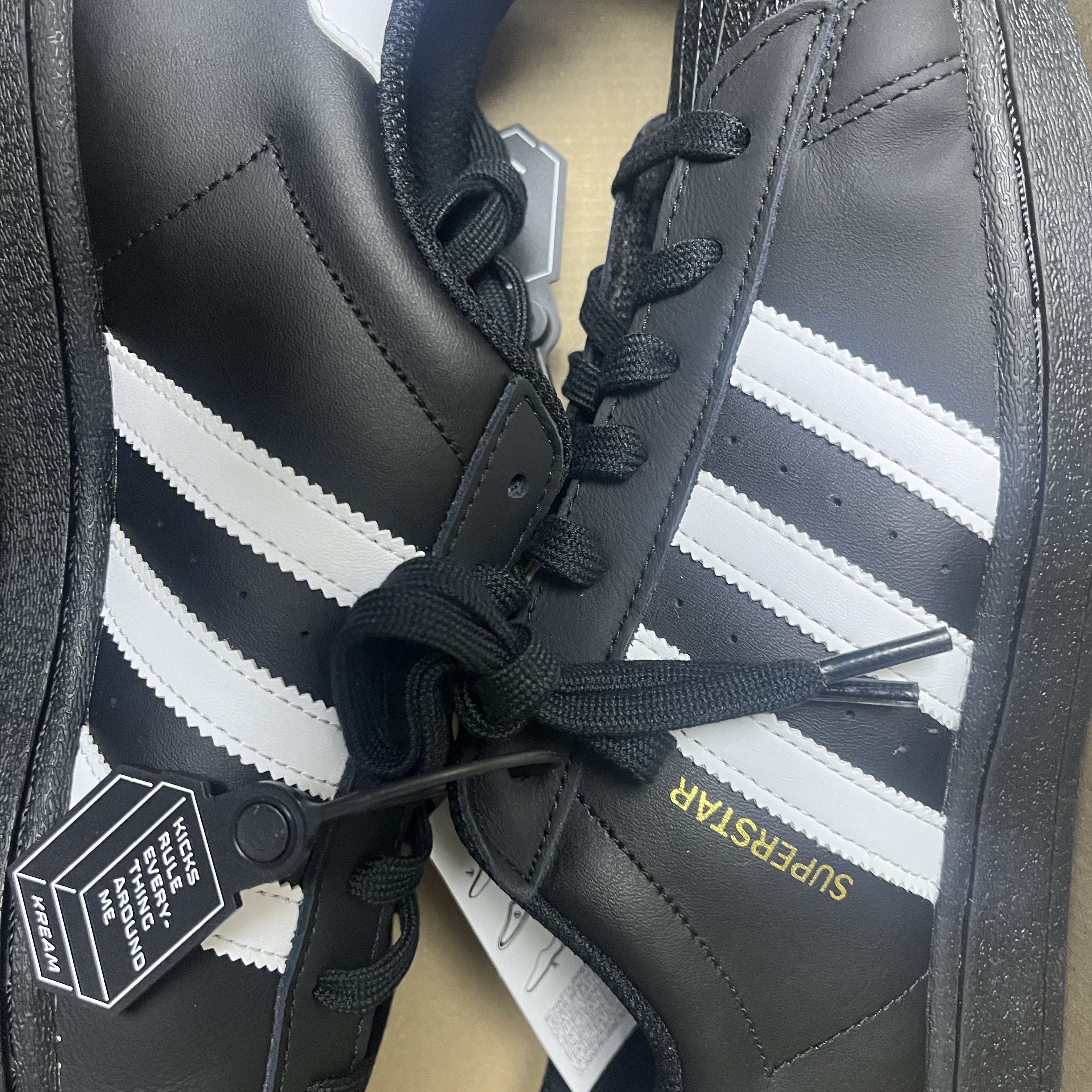 Adidas Superstar Core Black White 착용 스타일