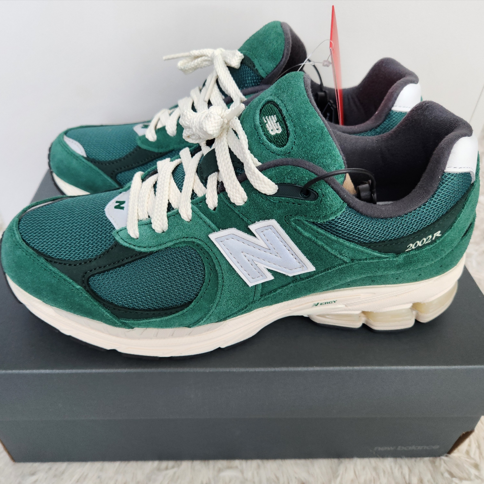 New Balance 2002R Nightwatch Green 착용 스타일