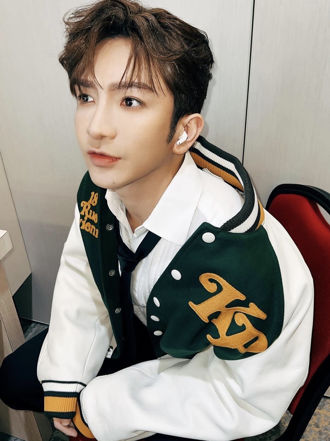 Kenzo x Verdy Varsity Jacket Dark Khaki 착용 스타일 - 1