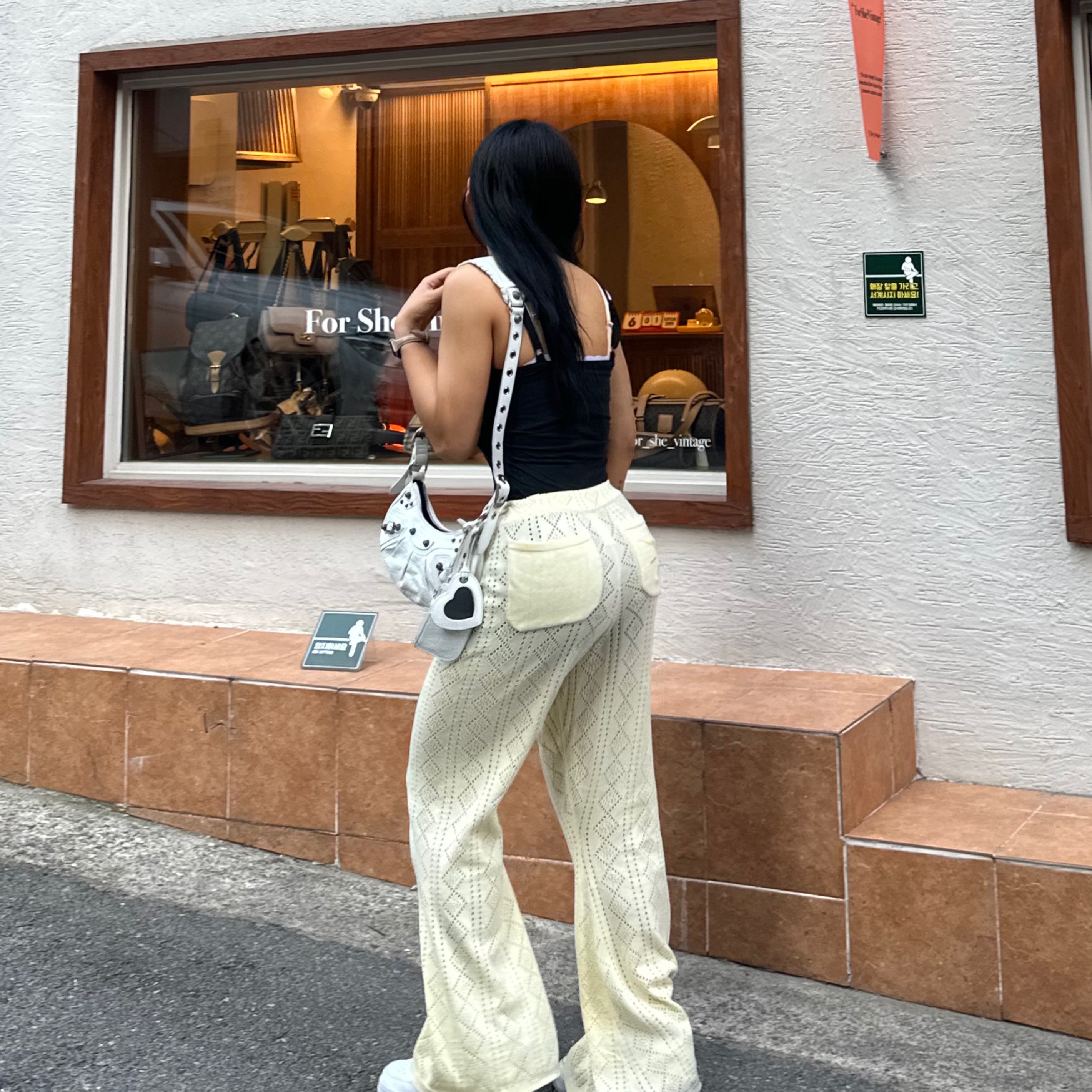 Balenciaga Arena Lambskin Le Cagole XS Shoulder Bag White, (W) Nike Air Force 1 '07 Low White 착용 스타일 - 1