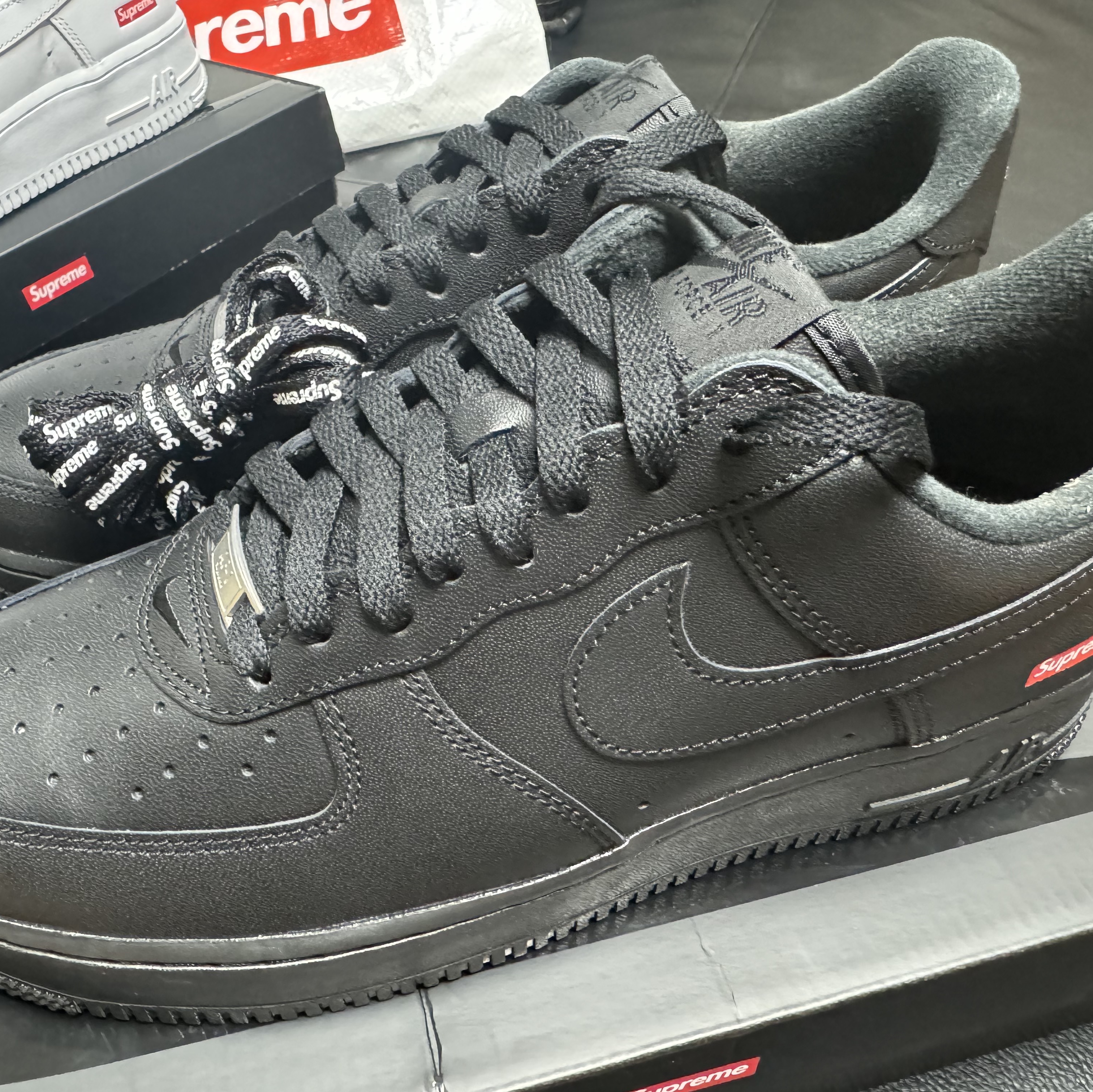 Nike x Supreme Air Force 1 Low White, Nike x Supreme Air Force 1 Low Black 착용 스타일 - 4