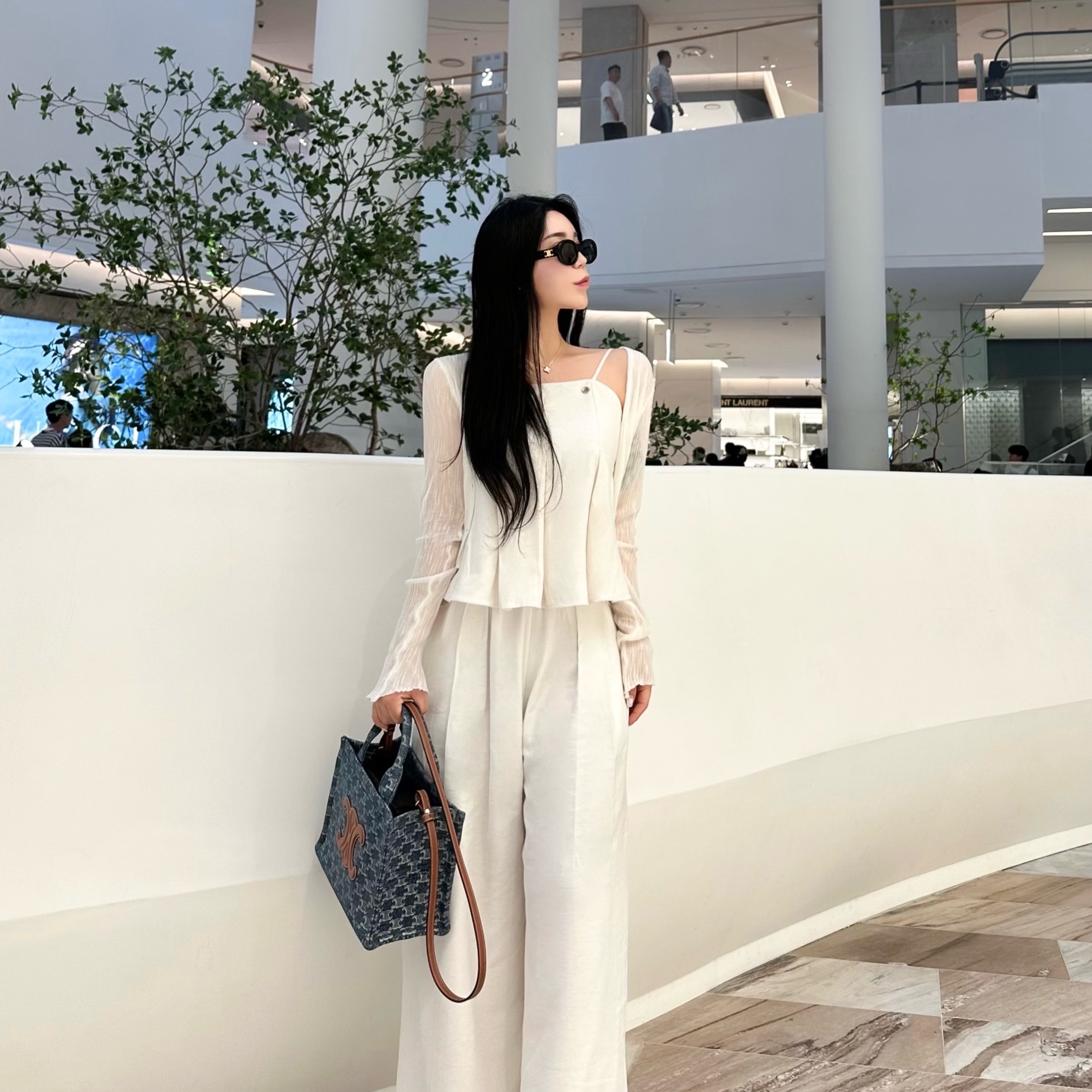 (W) Celine Triomphe 01 Sunglasses in Acetate Black 착용 스타일 - 1