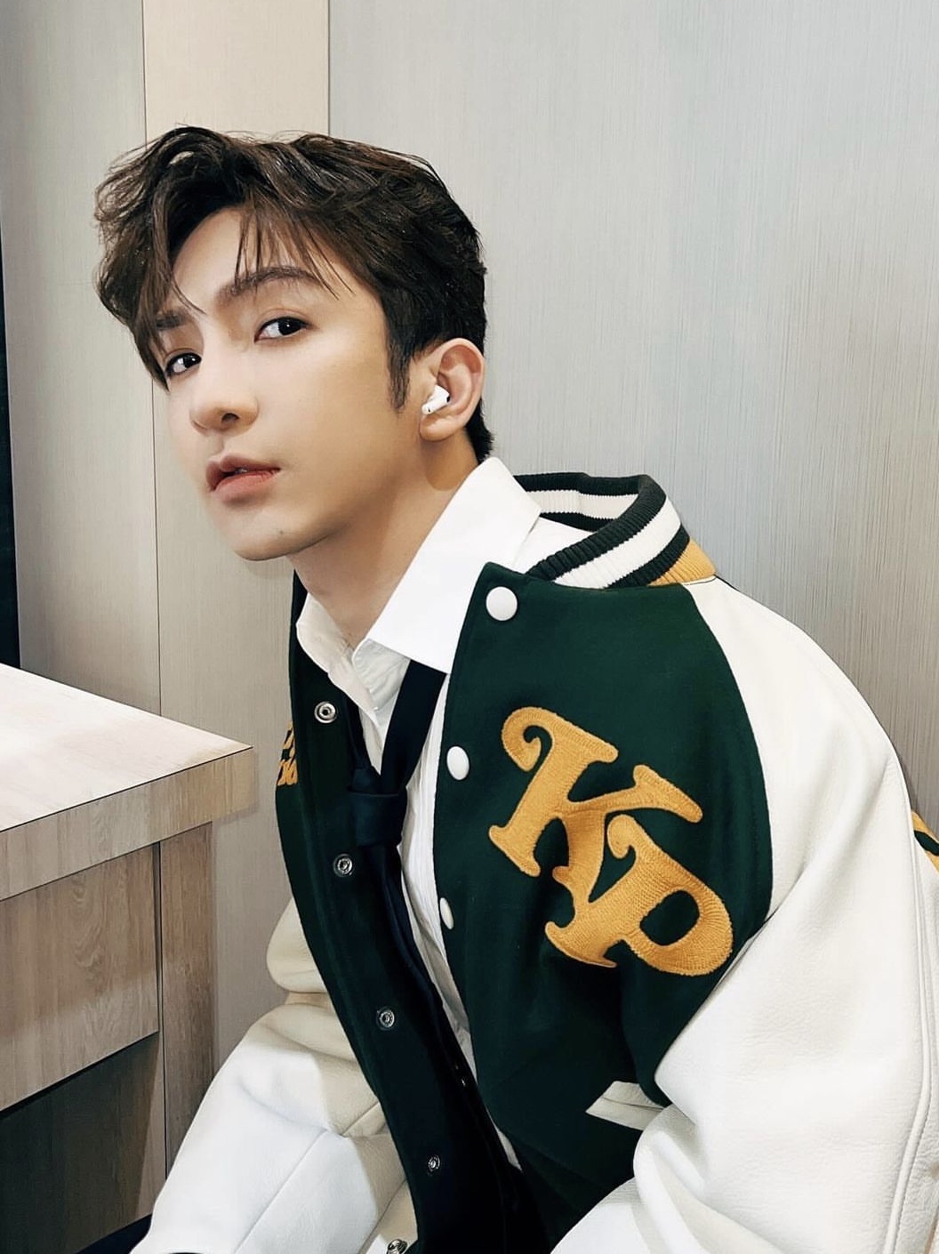 Kenzo x Verdy Varsity Jacket Dark Khaki 착용 스타일 - 3