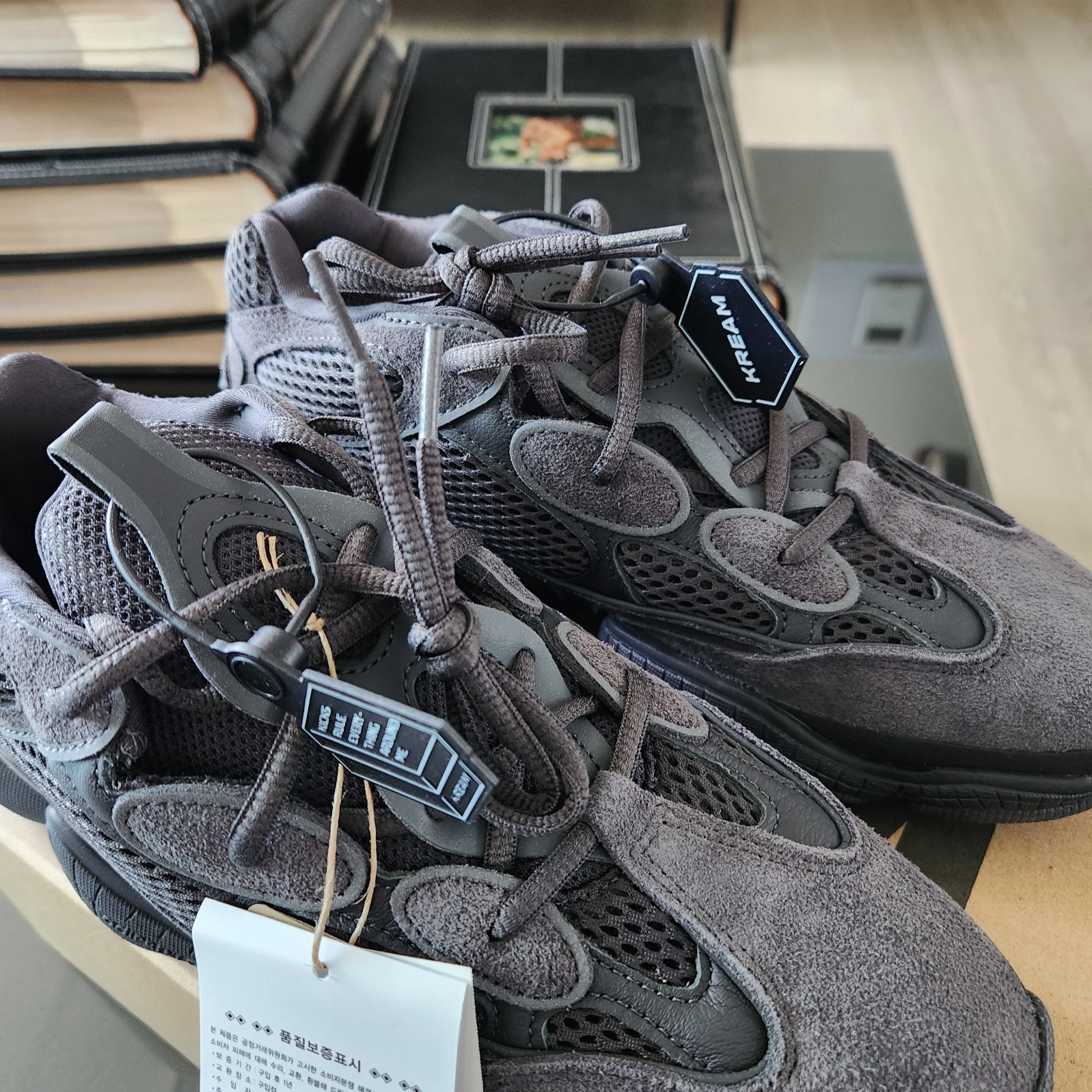 Adidas Yeezy 500 Utility Black 2022/2023 착용 스타일 - 6