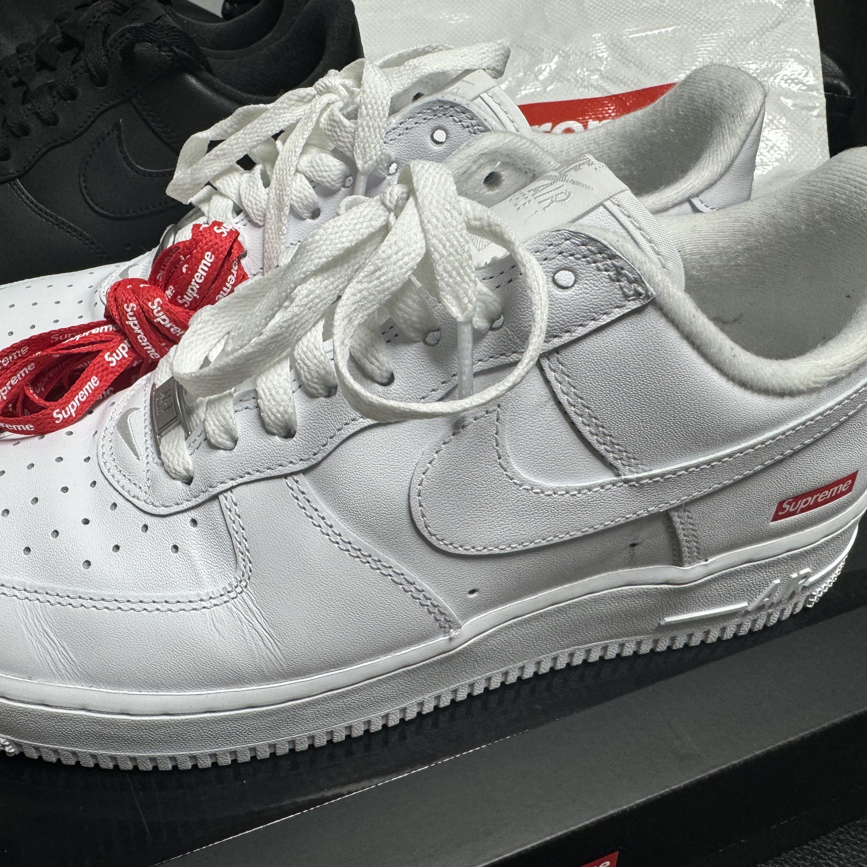 Nike x Supreme Air Force 1 Low White, Nike x Supreme Air Force 1 Low Black 착용 스타일 - 3