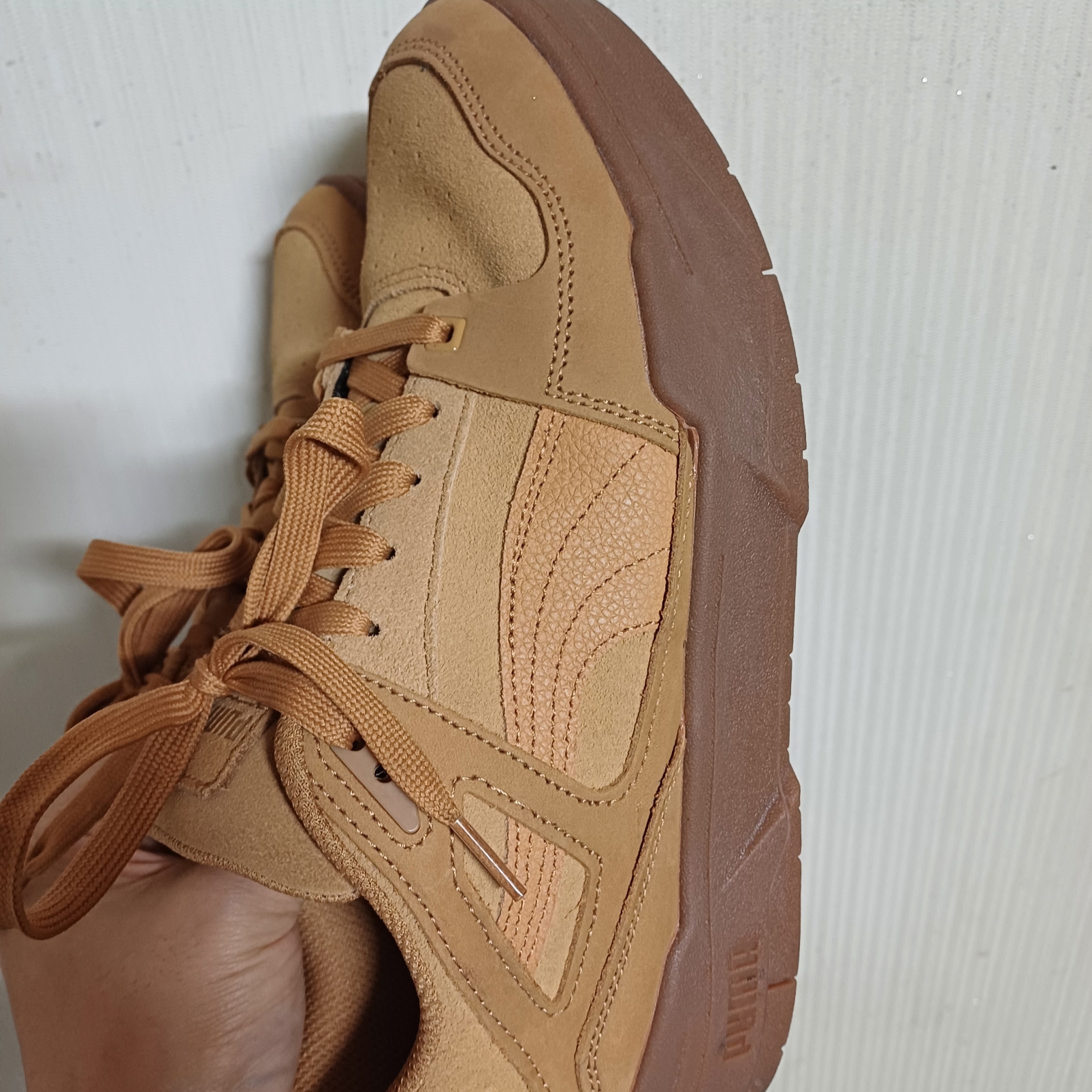 Puma Slipstream Suede Desert Tan Gum 착용 스타일 - 2