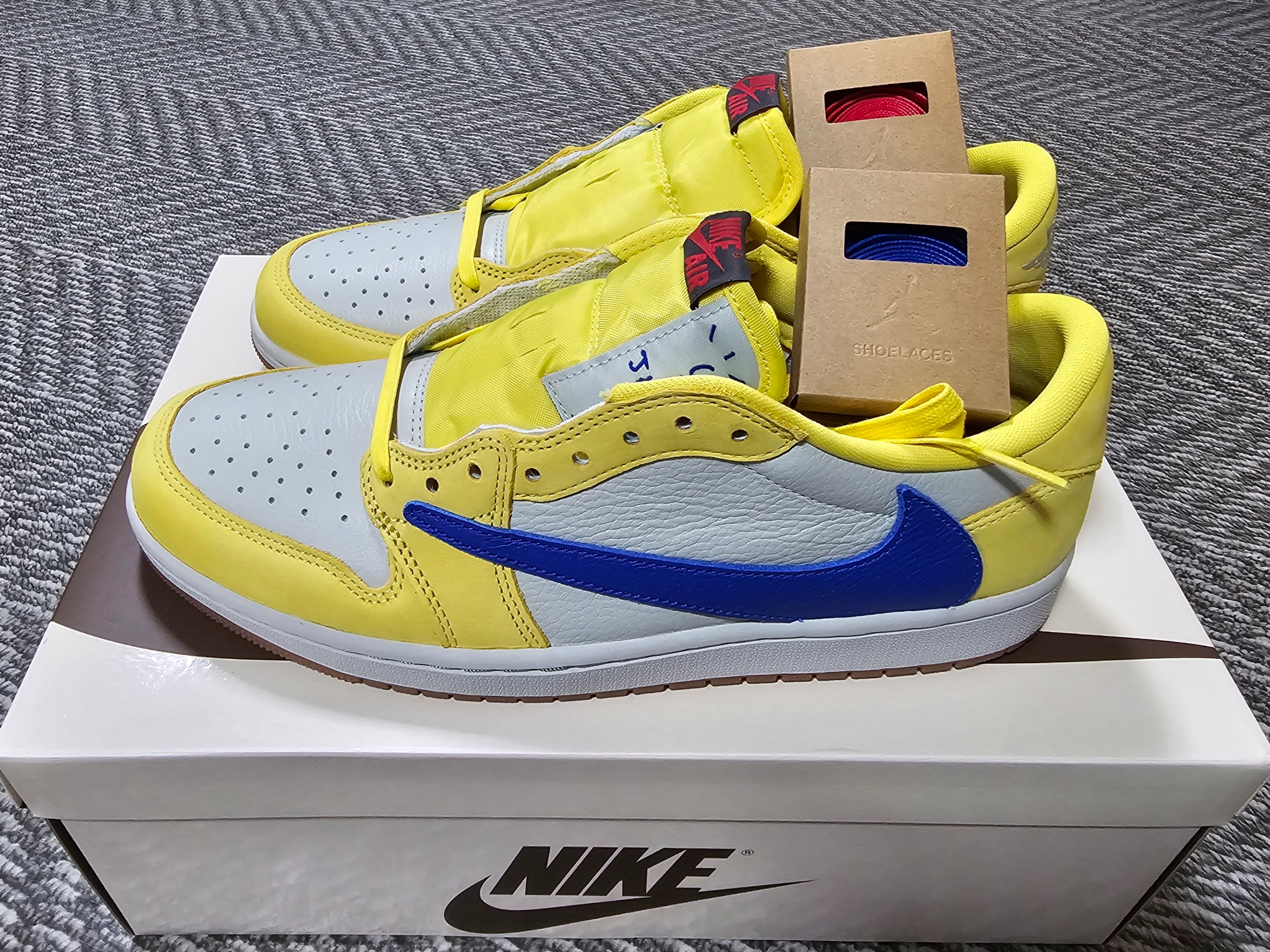 (W) Jordan 1 x Travis Scott Retro Low OG SP Canary 착용 스타일 - 5