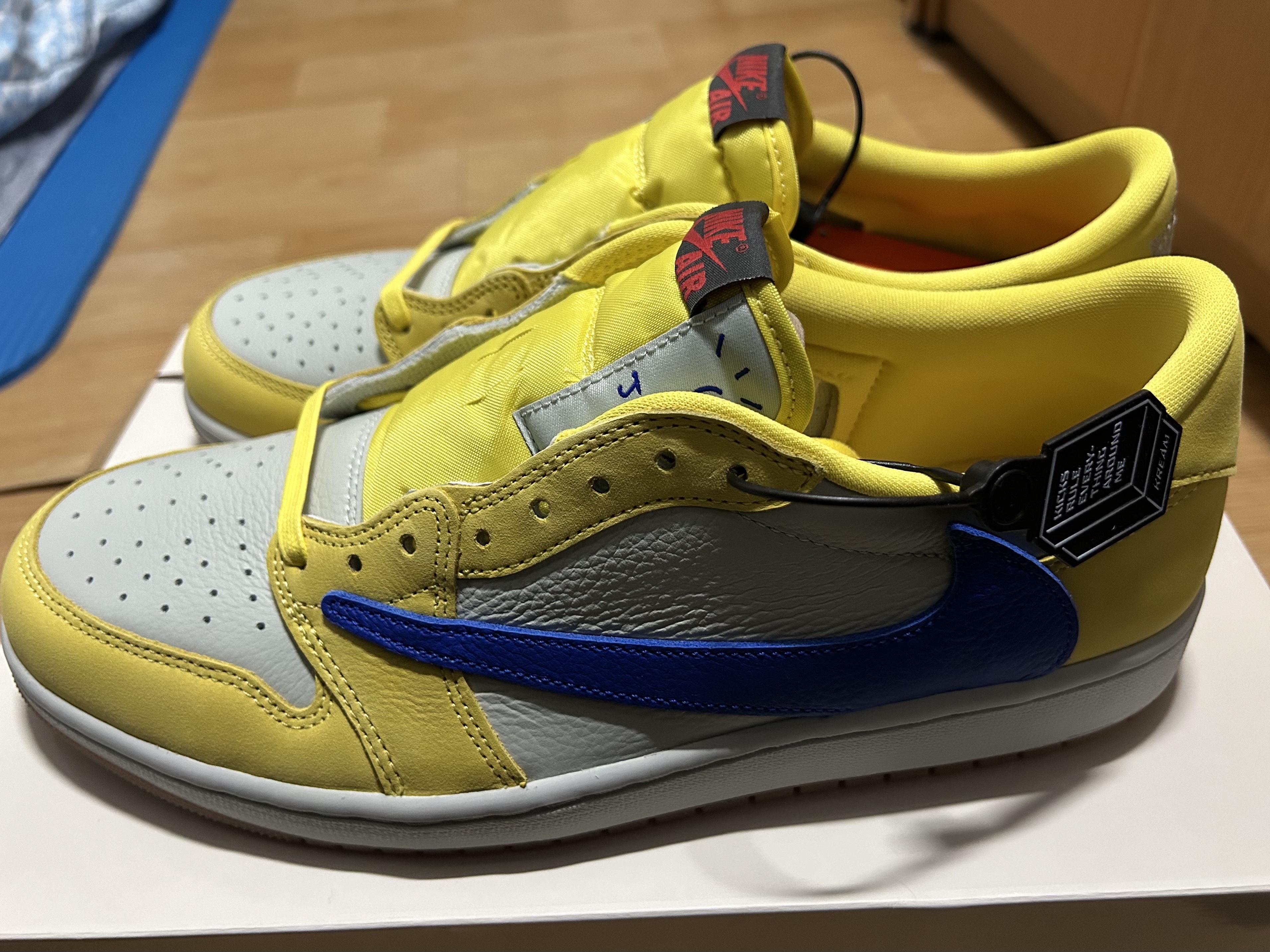 (W) Jordan 1 x Travis Scott Retro Low OG SP Canary 착용 스타일 - 1