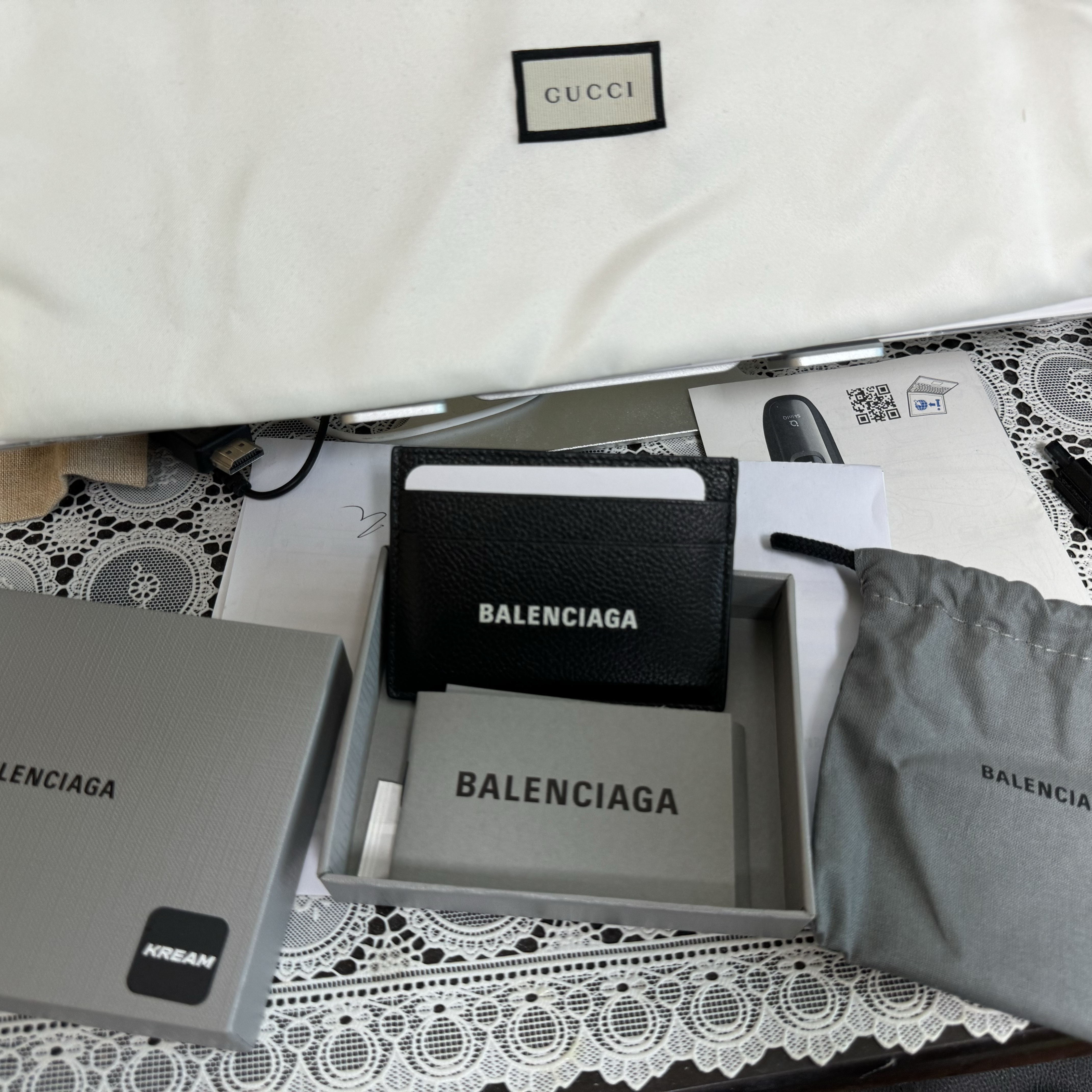 Balenciaga Cash Card Holder Black 착용 스타일