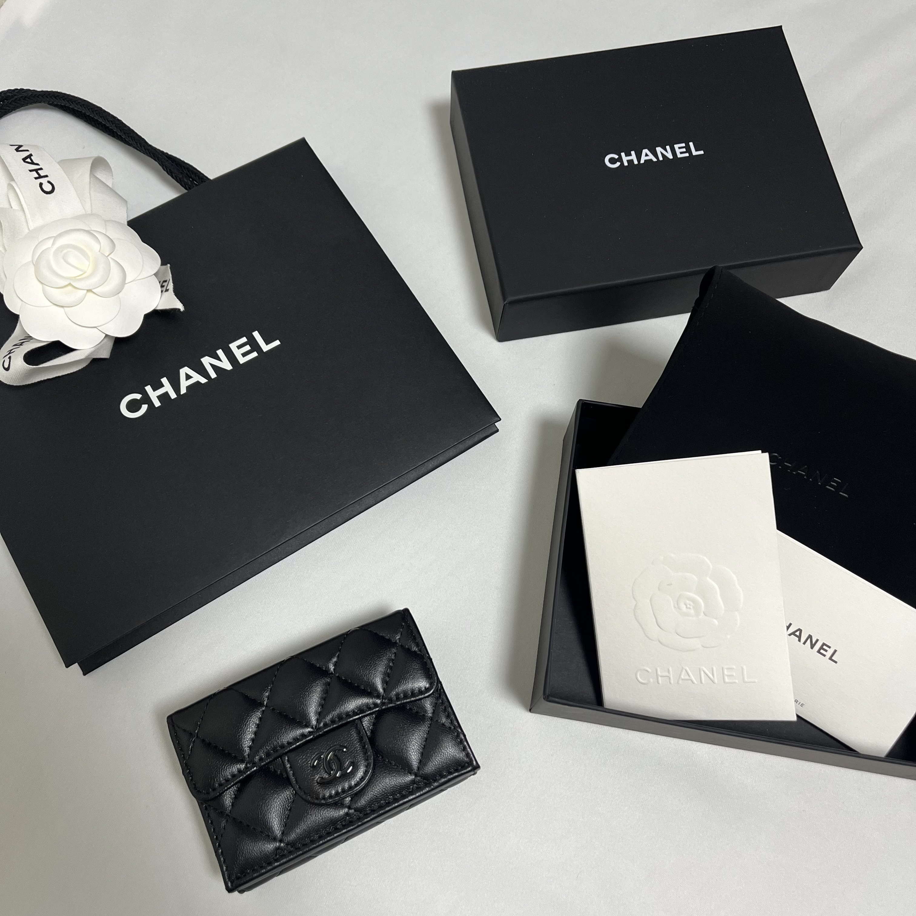 Chanel Classic Small Flap Wallet Lambskin & Black Black 착용 스타일 - 1