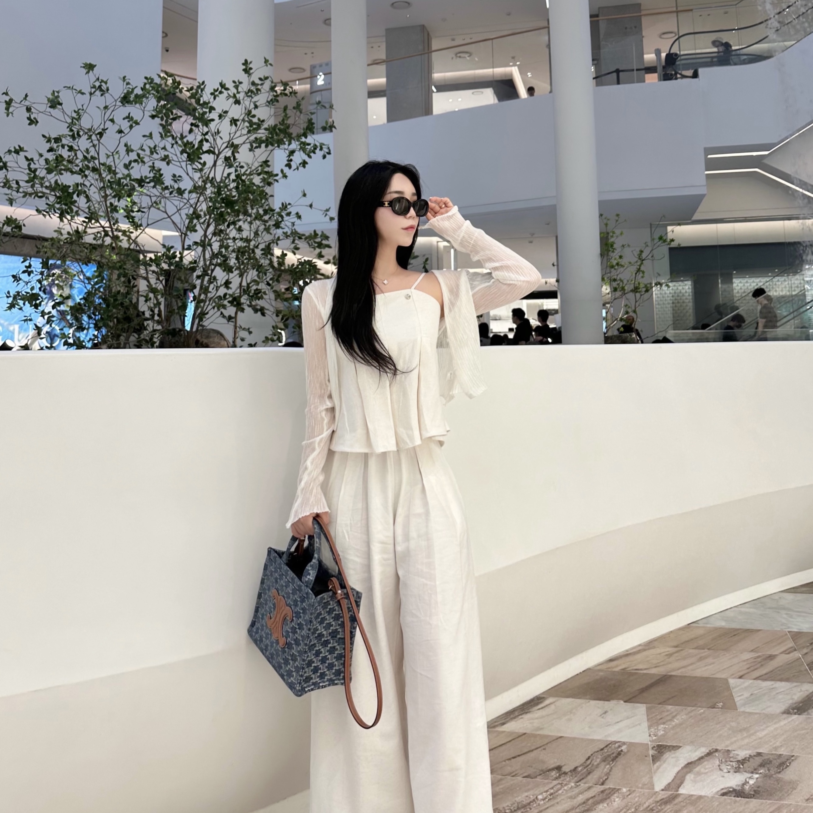 (W) Celine Triomphe 01 Sunglasses in Acetate Black 착용 스타일 - 2