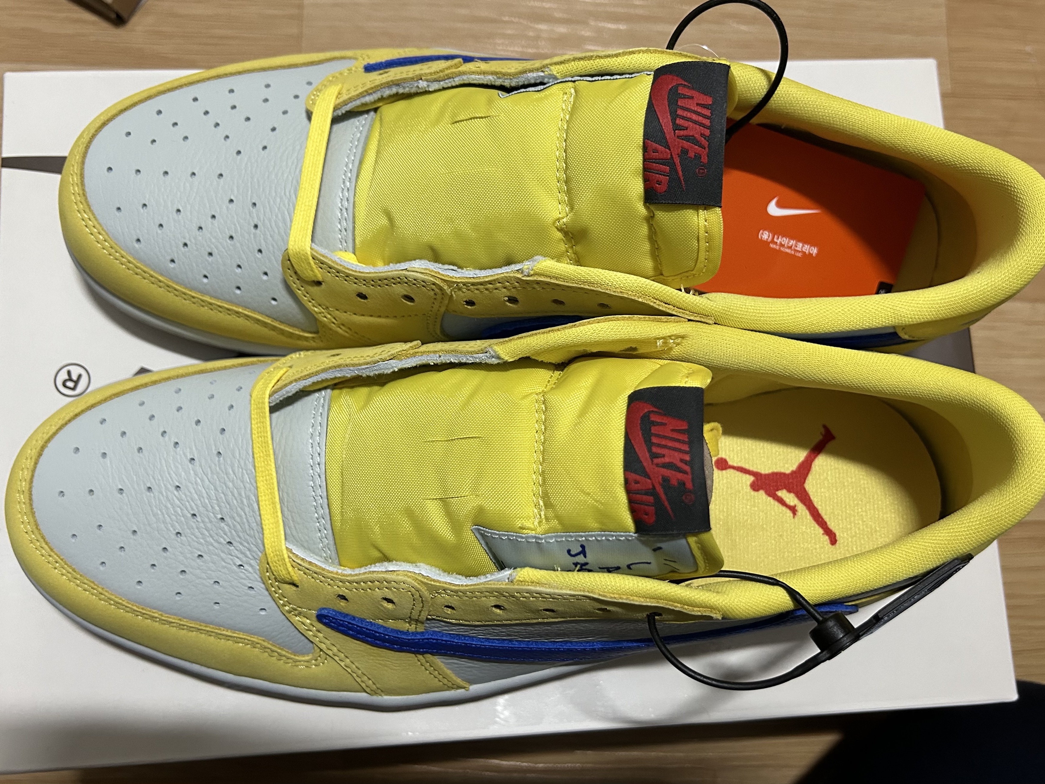 (W) Jordan 1 x Travis Scott Retro Low OG SP Canary 착용 스타일 - 2