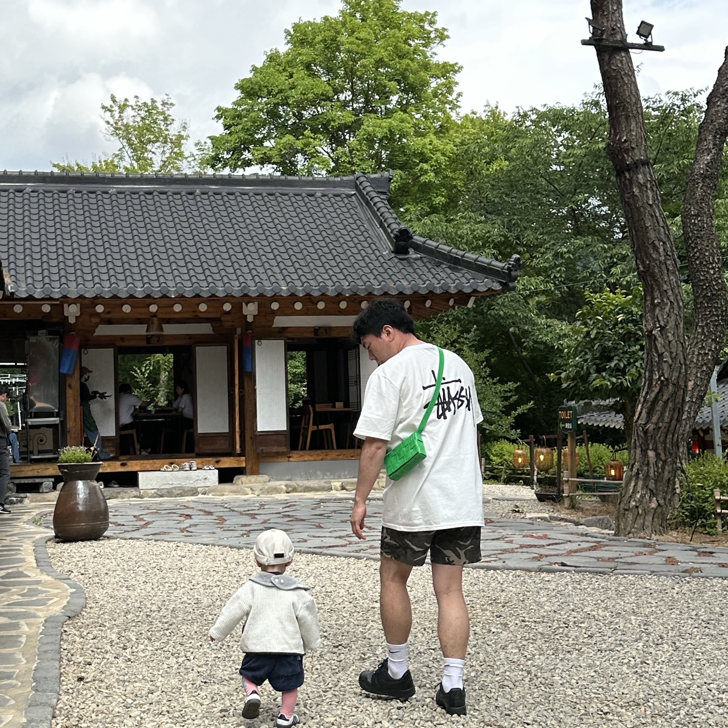 Stussy Basic Stussy T-Shirt White 2024, 2025, Nike Air Force 1 '07 Low Triple Black 착용 스타일