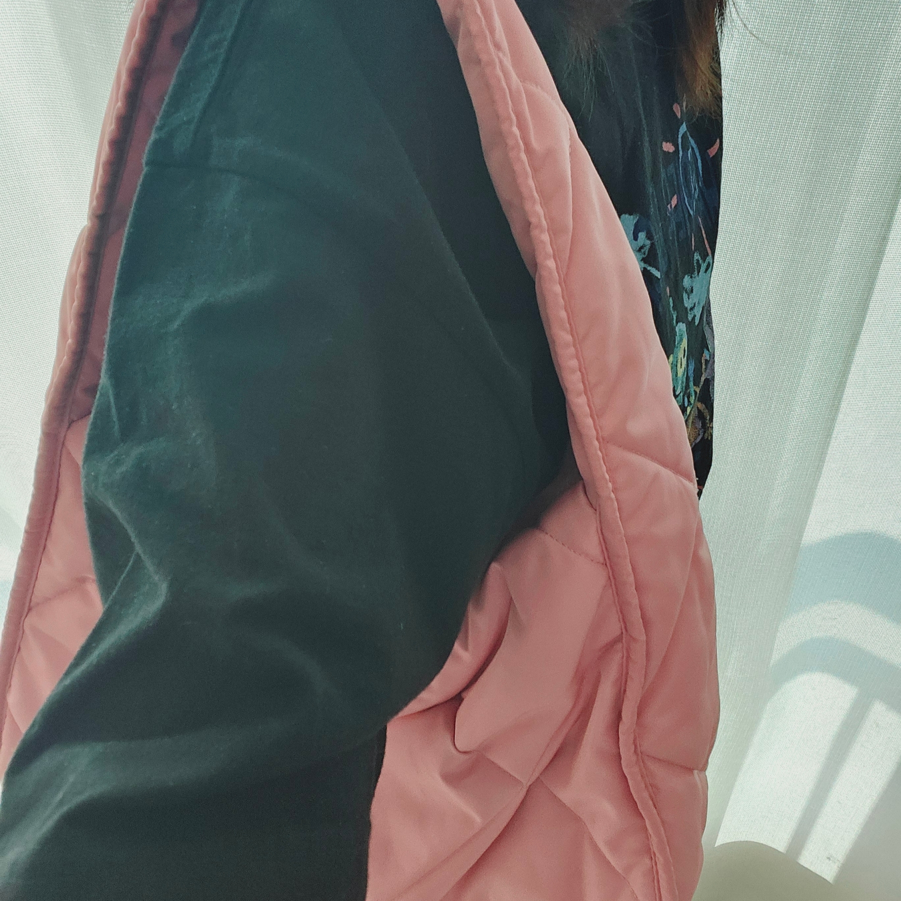 COS Diamond Quilted Shoulder Bag Mist Powder 착용 스타일 - 2