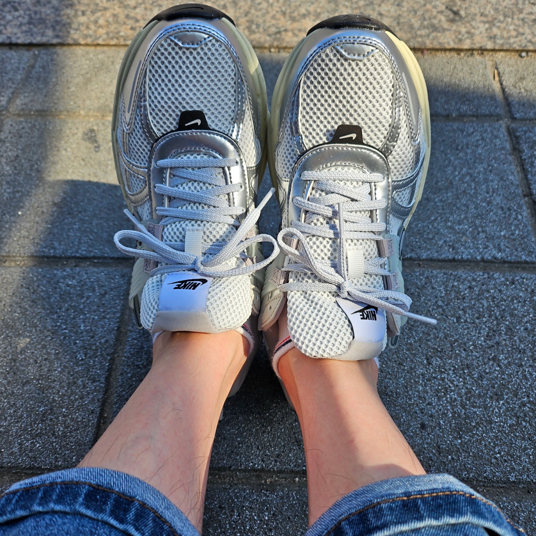 Nike V2K Run Summit White Metallic Silver 착용 스타일