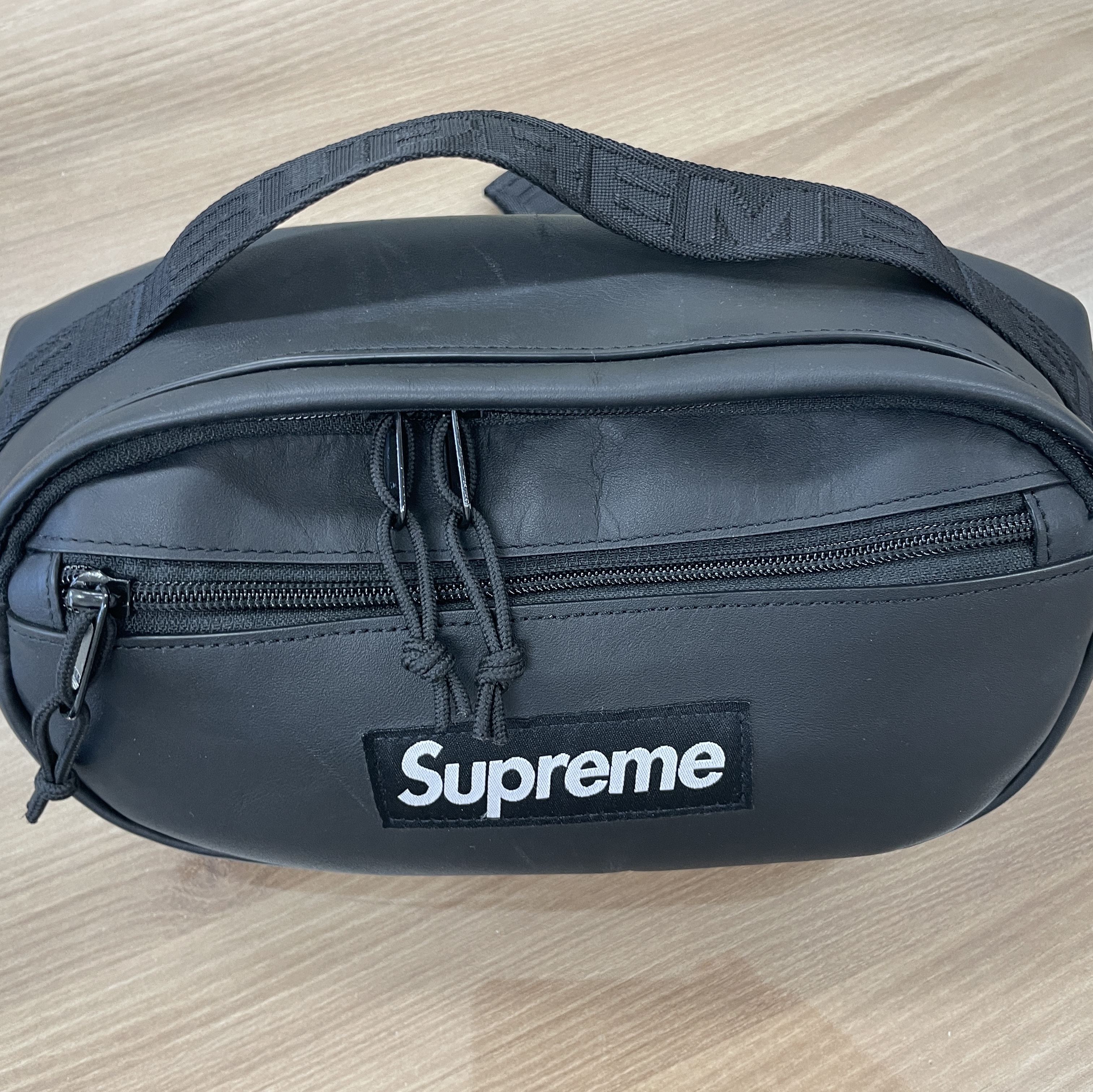 Supreme Leather Waist Bag Black - 23FW 착용 스타일
