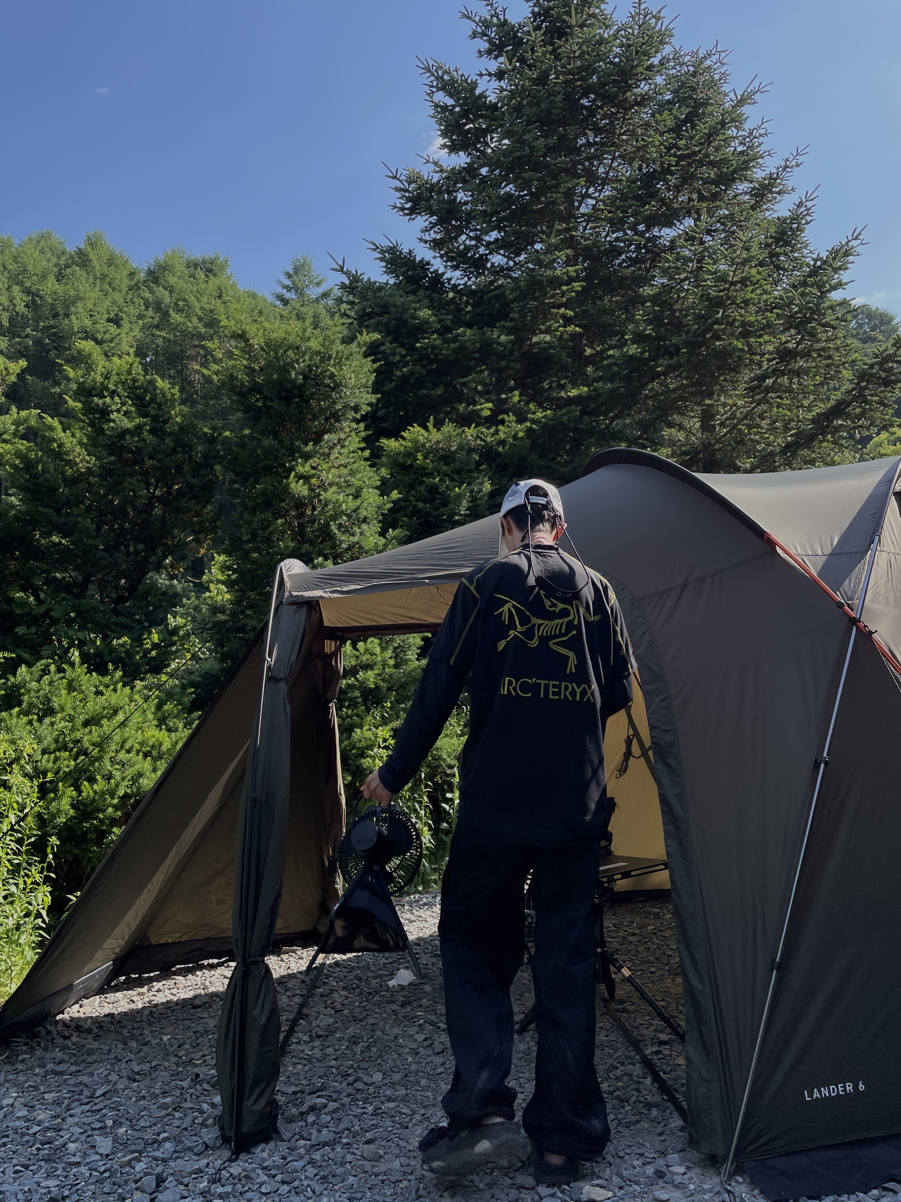 Arc'teryx System A Copal SS Bird T-Shirt Black Terrarium, Crocs x Beams Classic All Terrain Mountain Parka Clog Grey 착용 스타일
