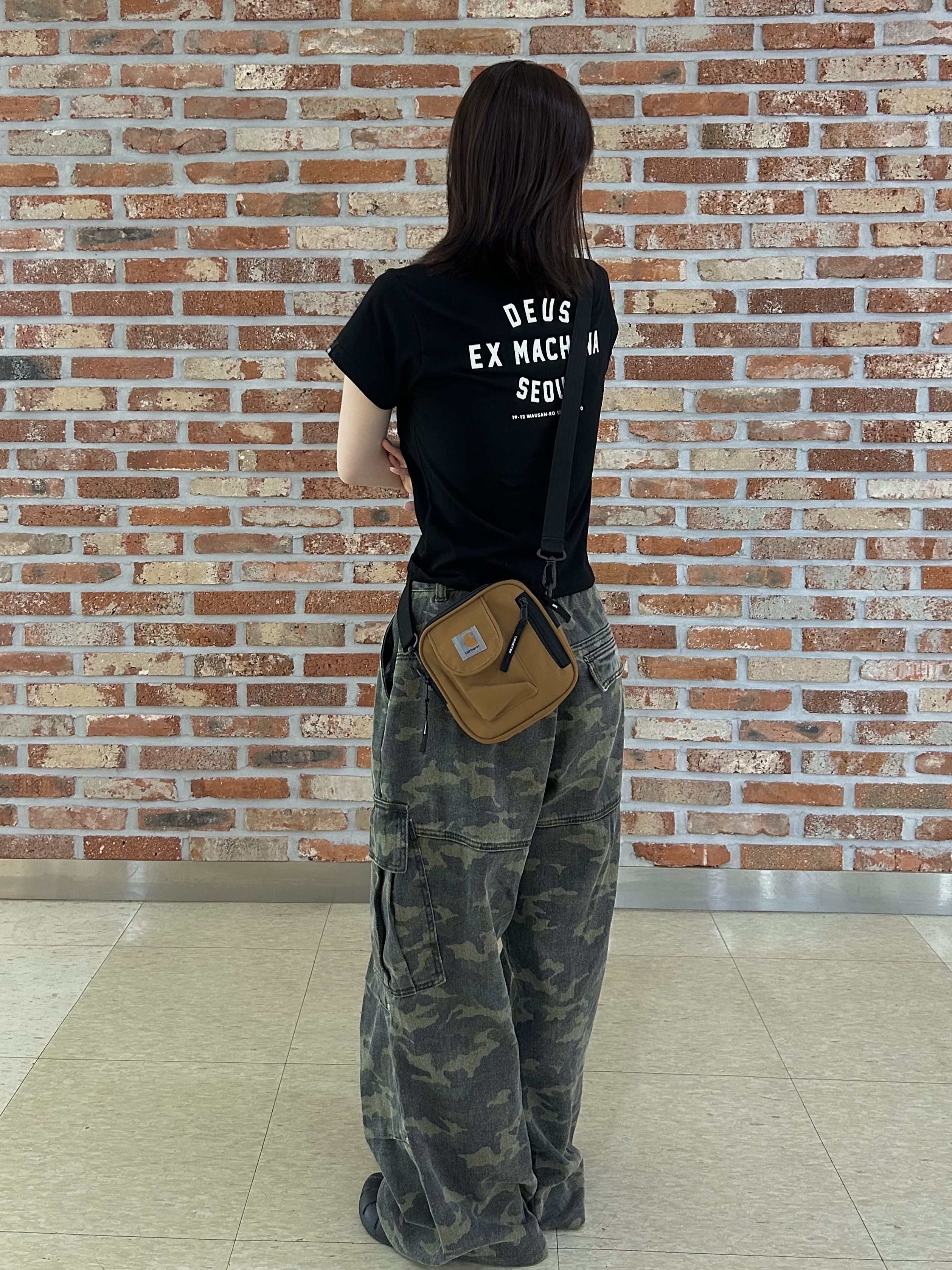 (Kids) Deus Ex Machina College Seoul T-Shirt Black, Adidas Adilette Clog Black White 착용 스타일 - 2