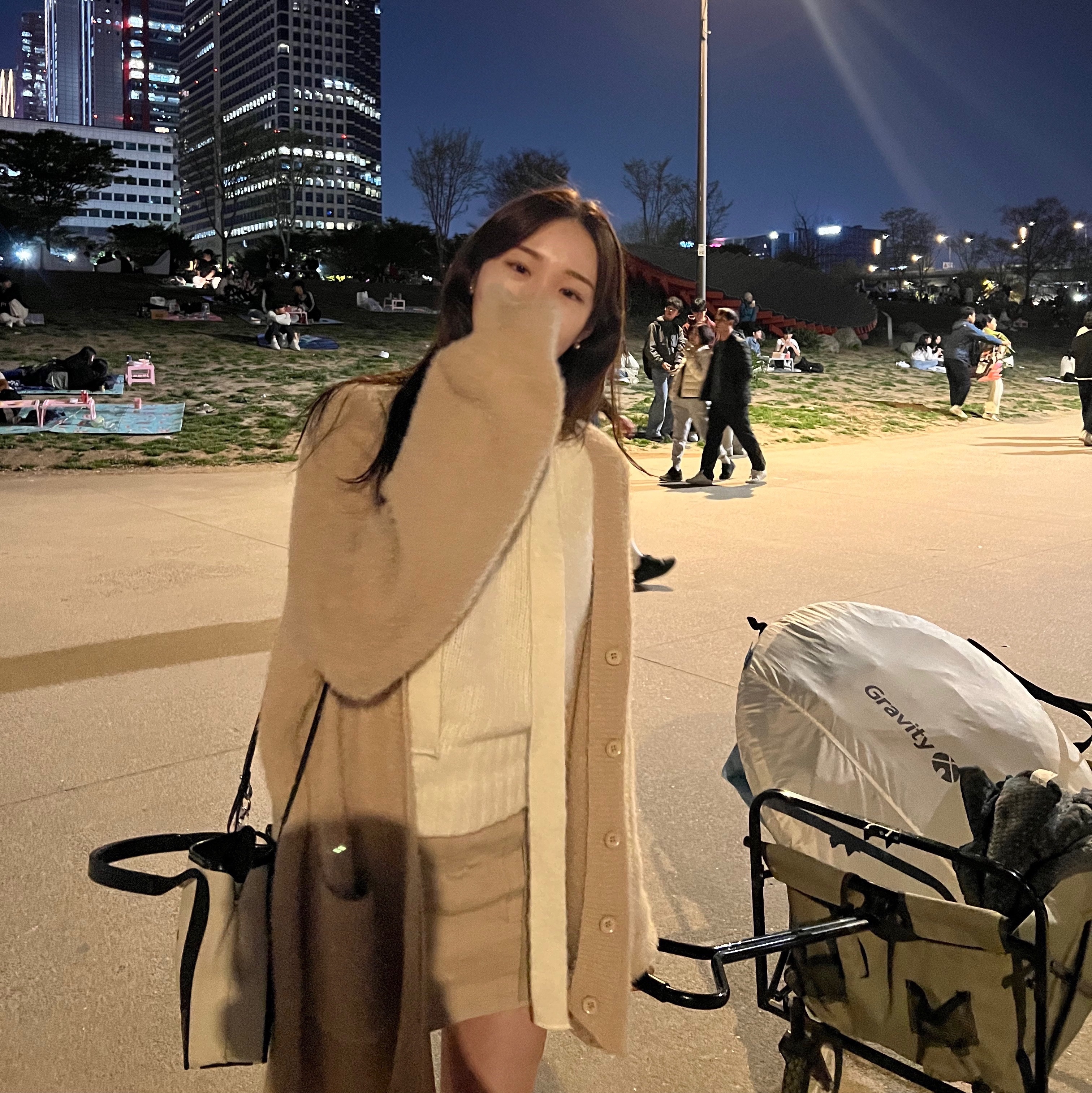 Balenciaga Navy XS Cabas Light Beige Black 착용 스타일