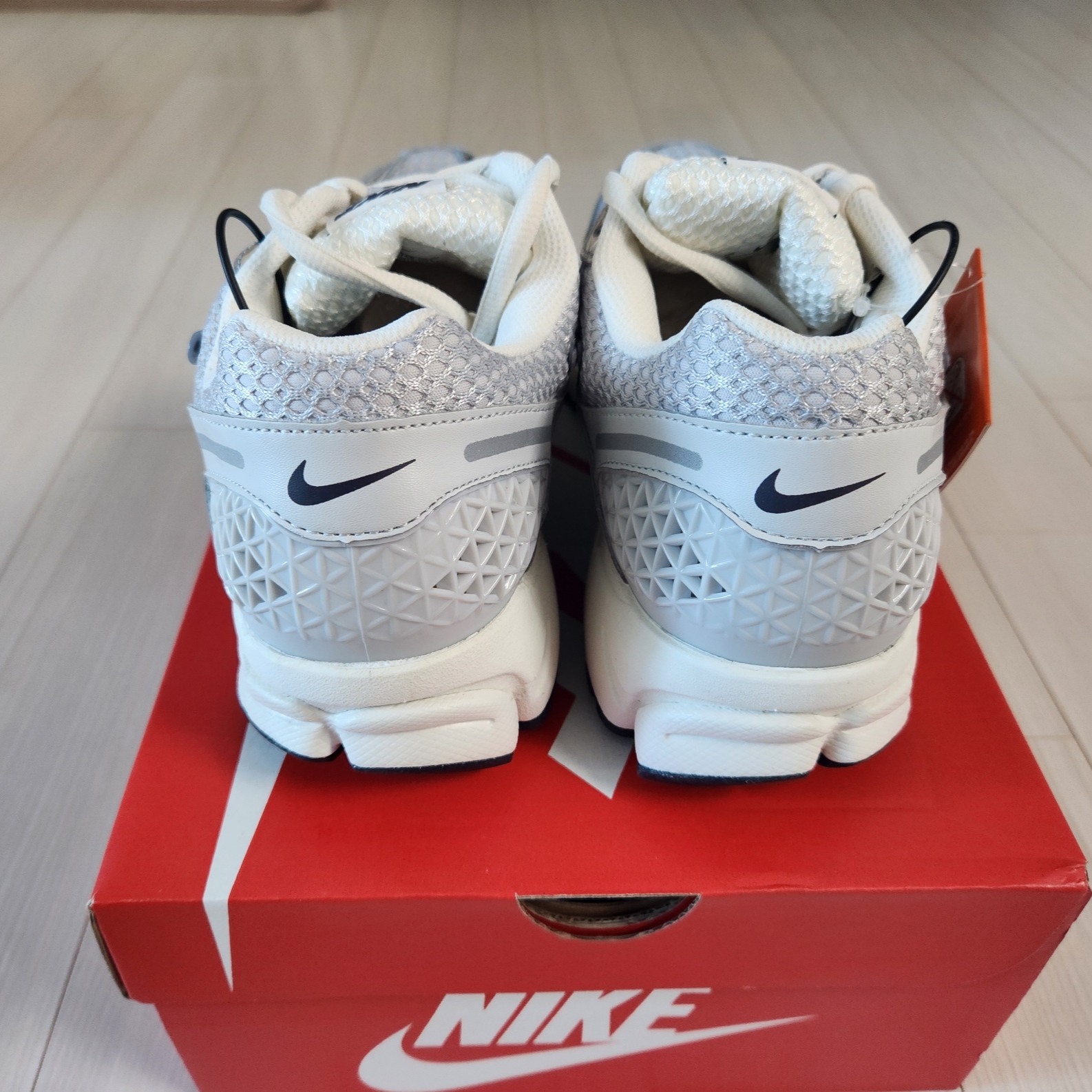 Nike Zoom Vomero 5 Photon Dust Gridiron 착용 스타일