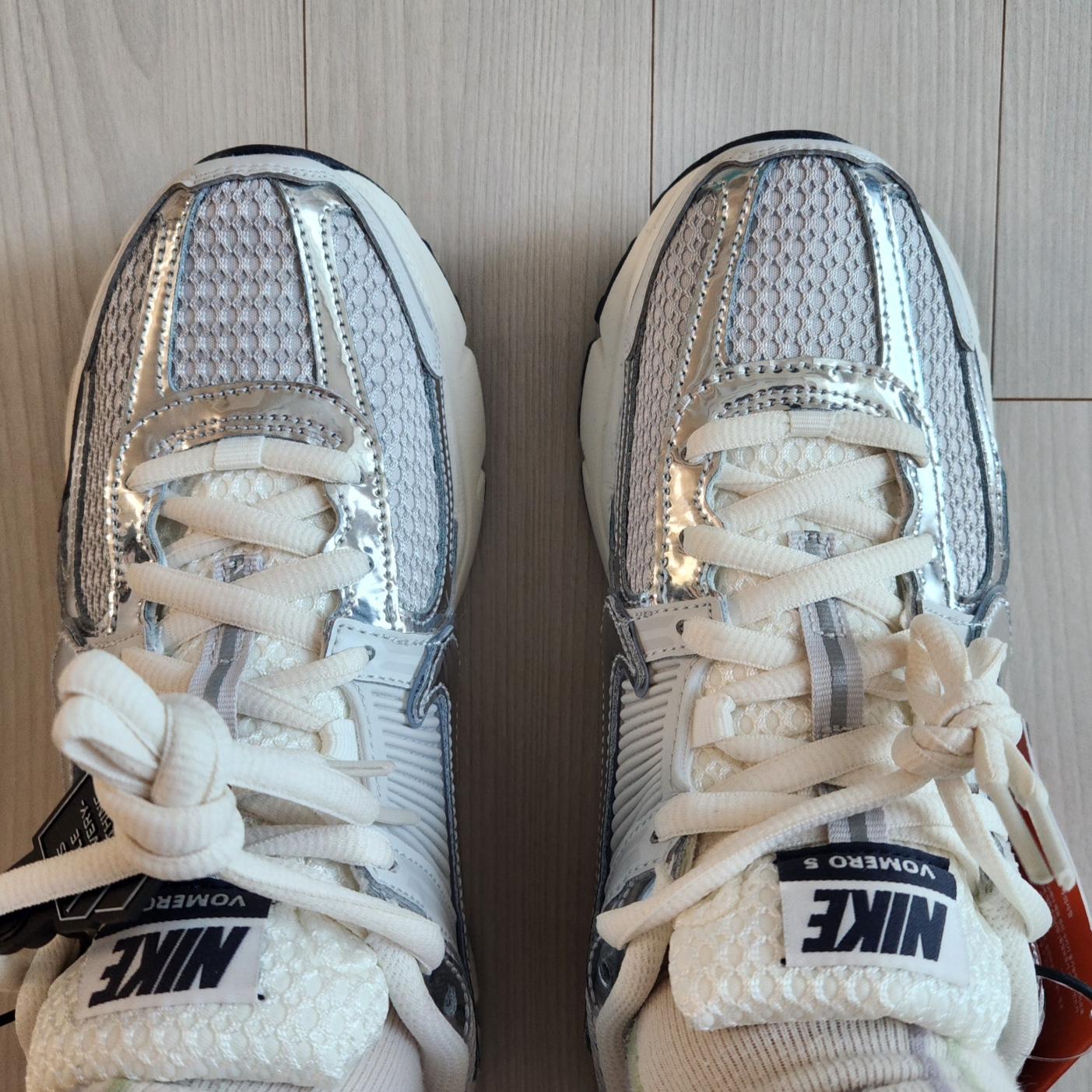 Nike Zoom Vomero 5 Photon Dust Gridiron 착용 스타일