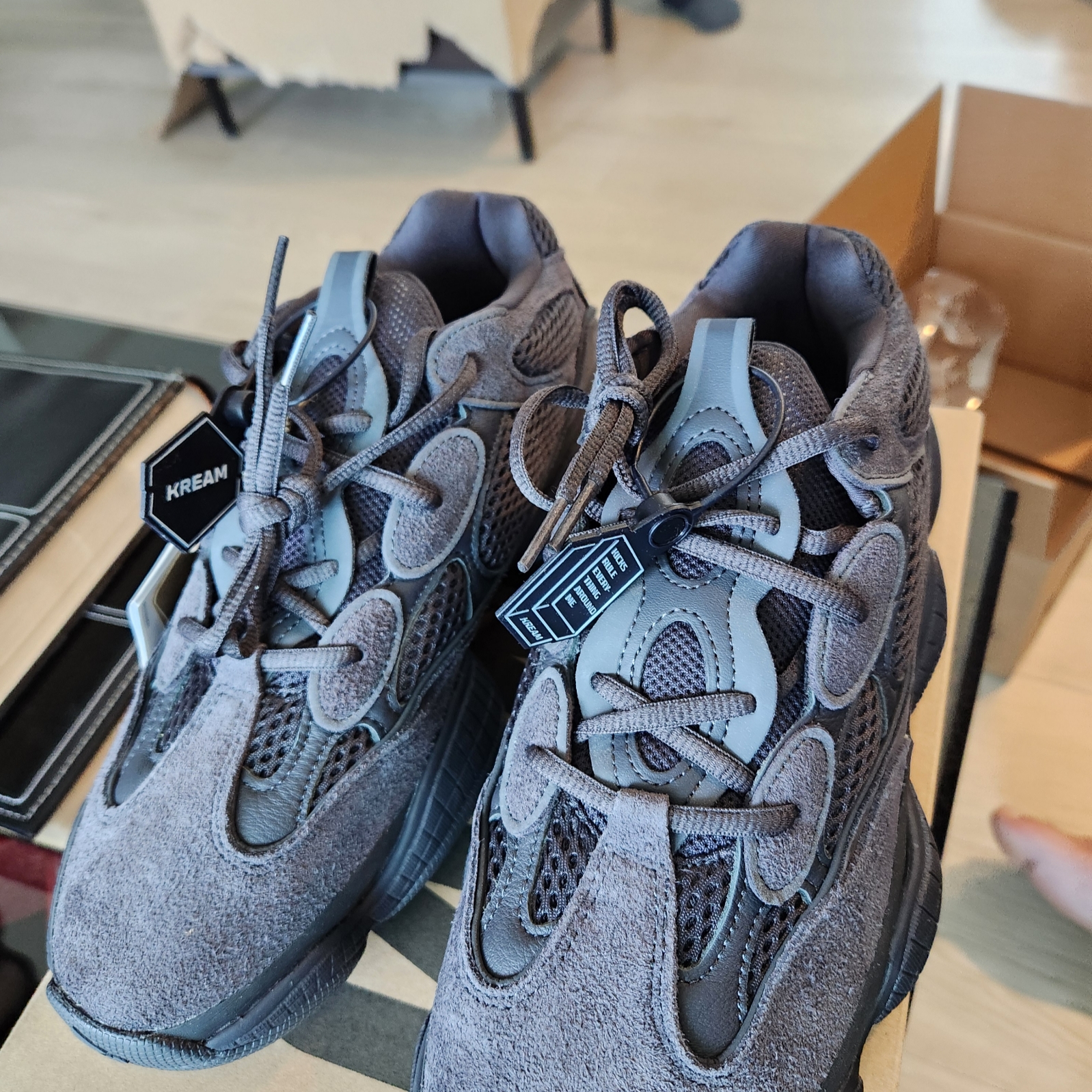 Adidas Yeezy 500 Utility Black 2022/2023 착용 스타일 - 3