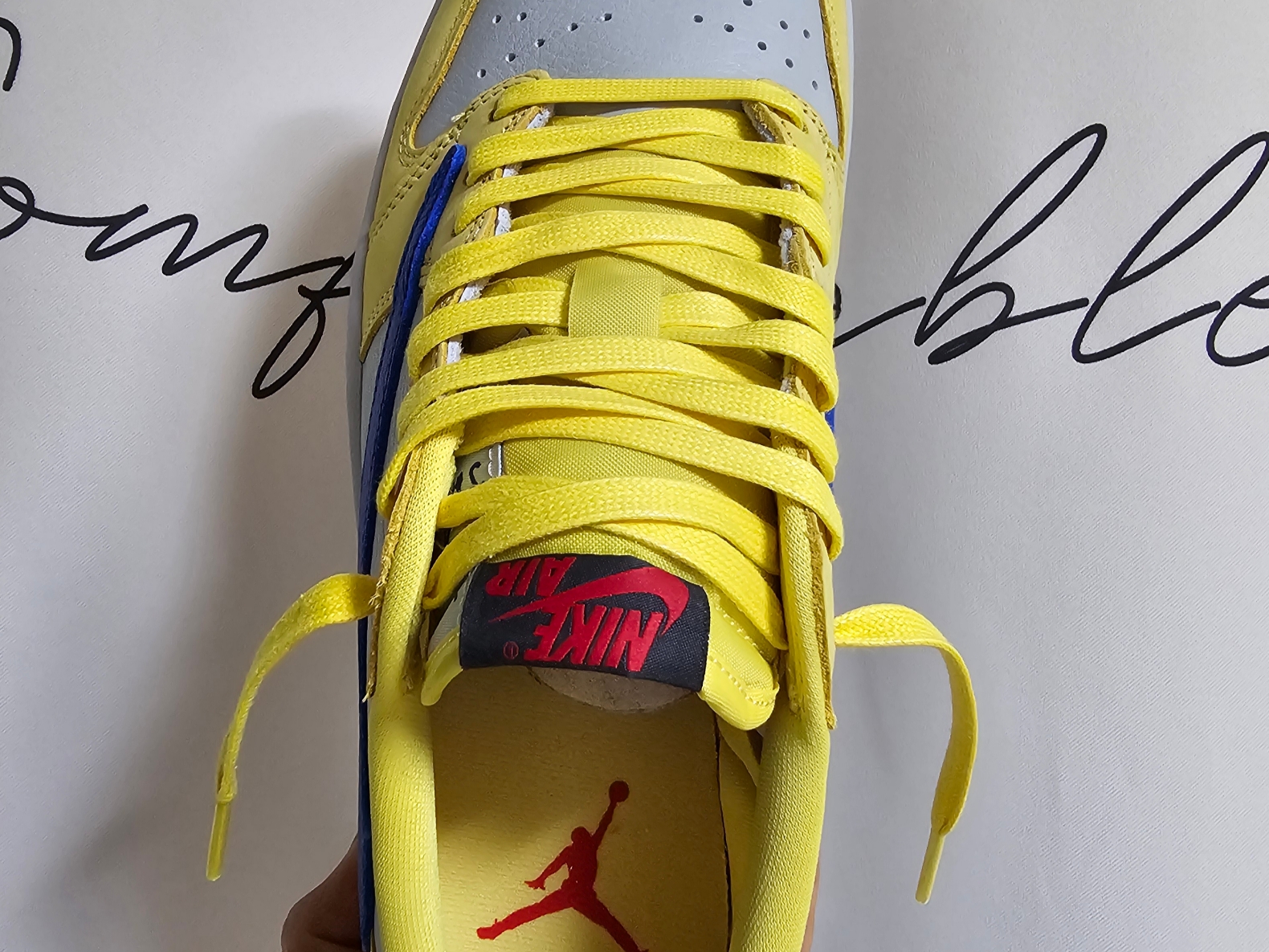 (W) Jordan 1 x Travis Scott Retro Low OG SP Canary 착용 스타일 - 4
