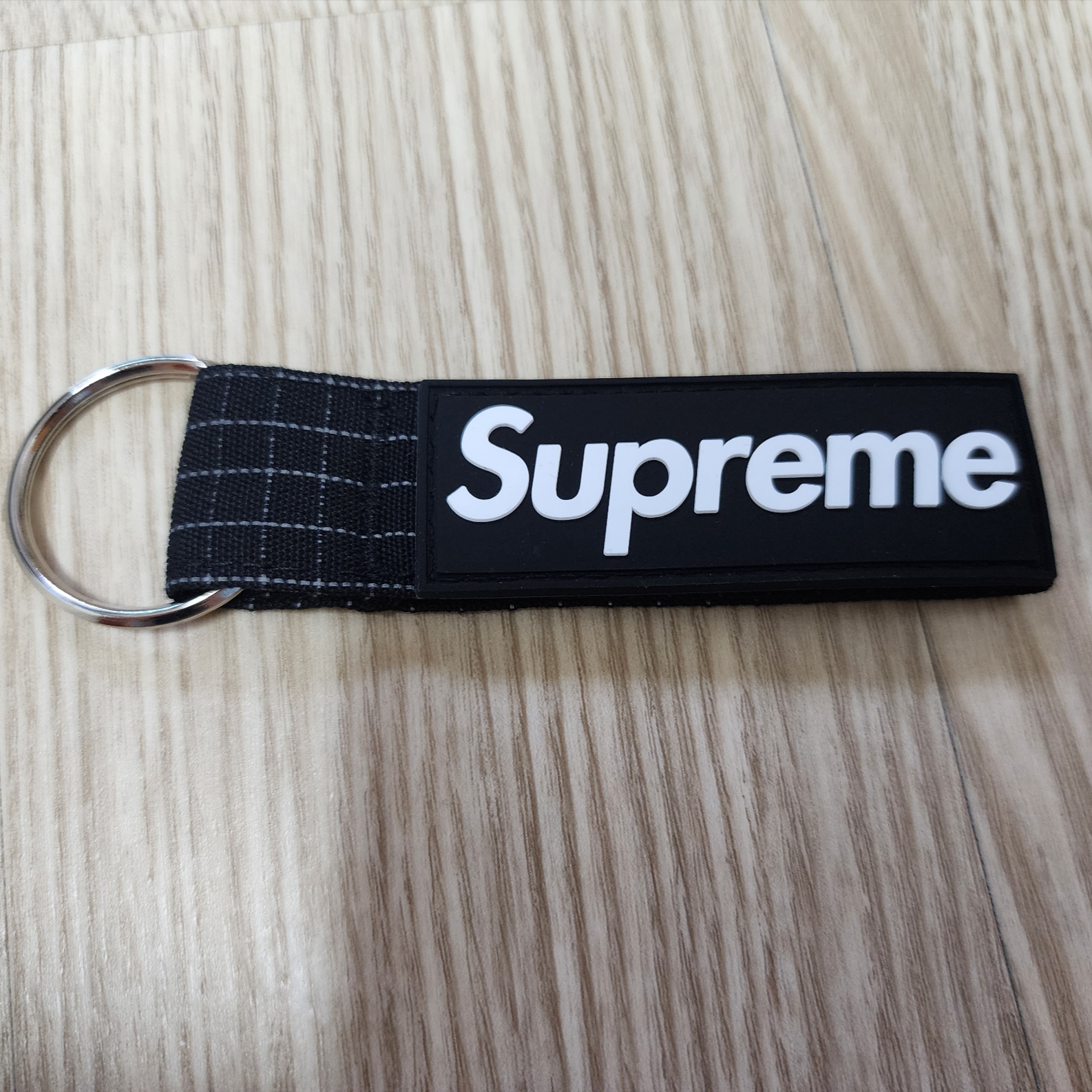 Supreme Ripstop Keychain Black - 24SS 착용 스타일