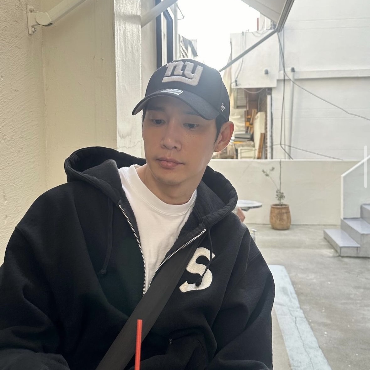 Supreme Perfect Season Football Jersey White - 23SS, Nike Air More Uptempo Slide Black White 착용 스타일 - 5