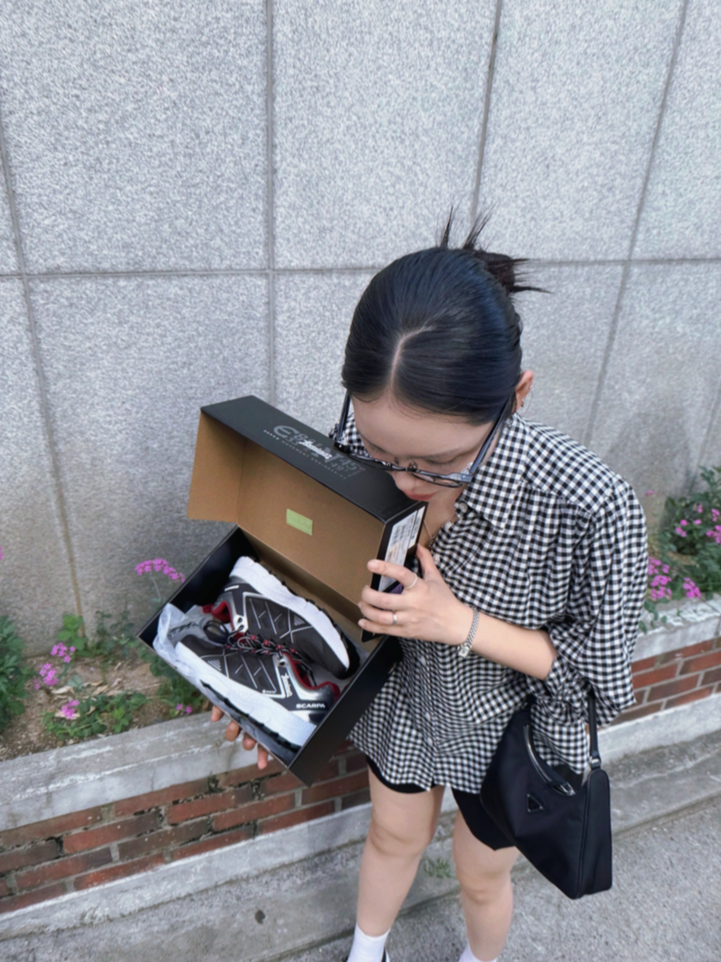 Prada Re-Edition 2005 Saffiano Trim Re-Nylon Mini Hobo Bag Black, (W) Prada Rubber Sandal Black 착용 스타일 - 3