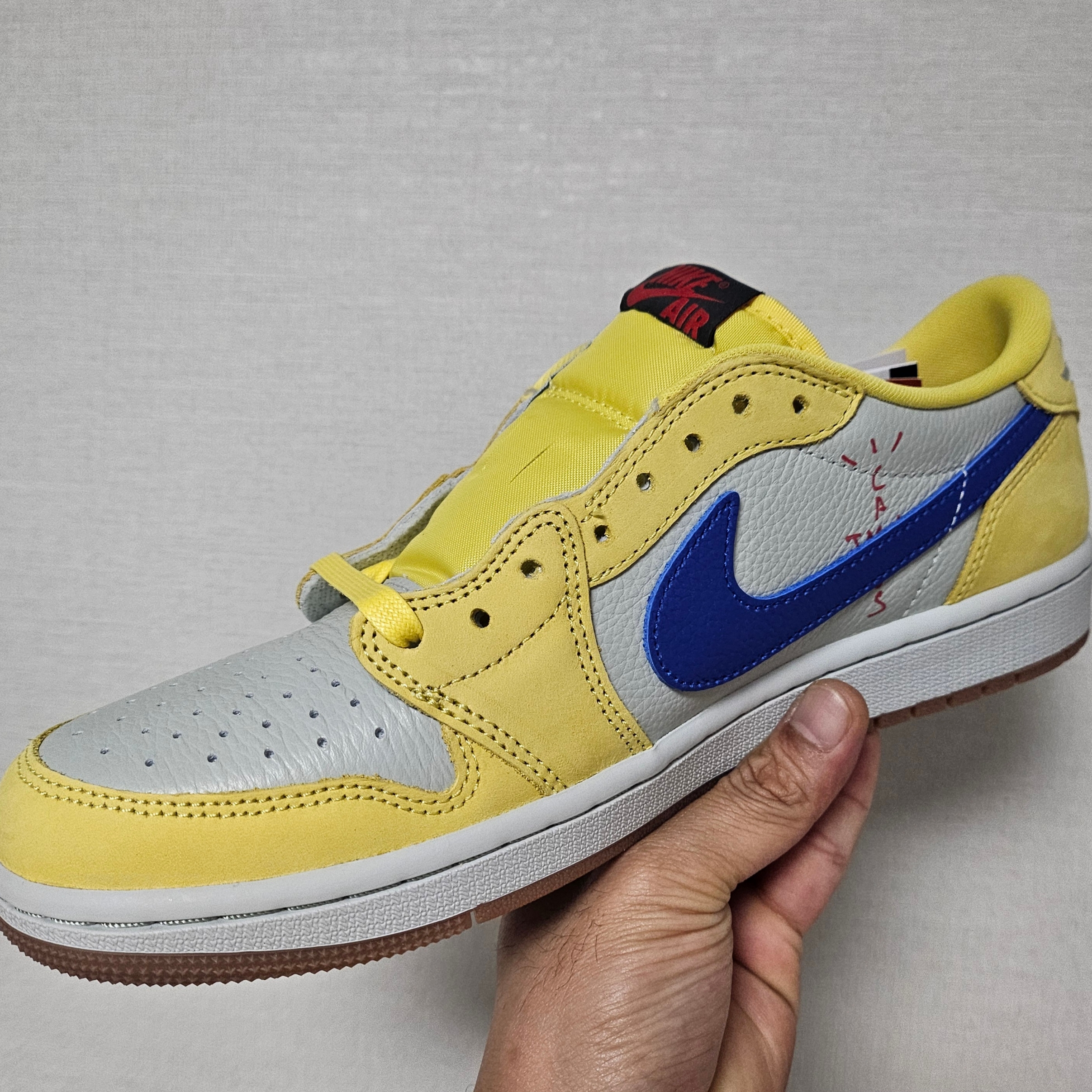(W) Jordan 1 x Travis Scott Retro Low OG SP Canary 착용 스타일 - 2