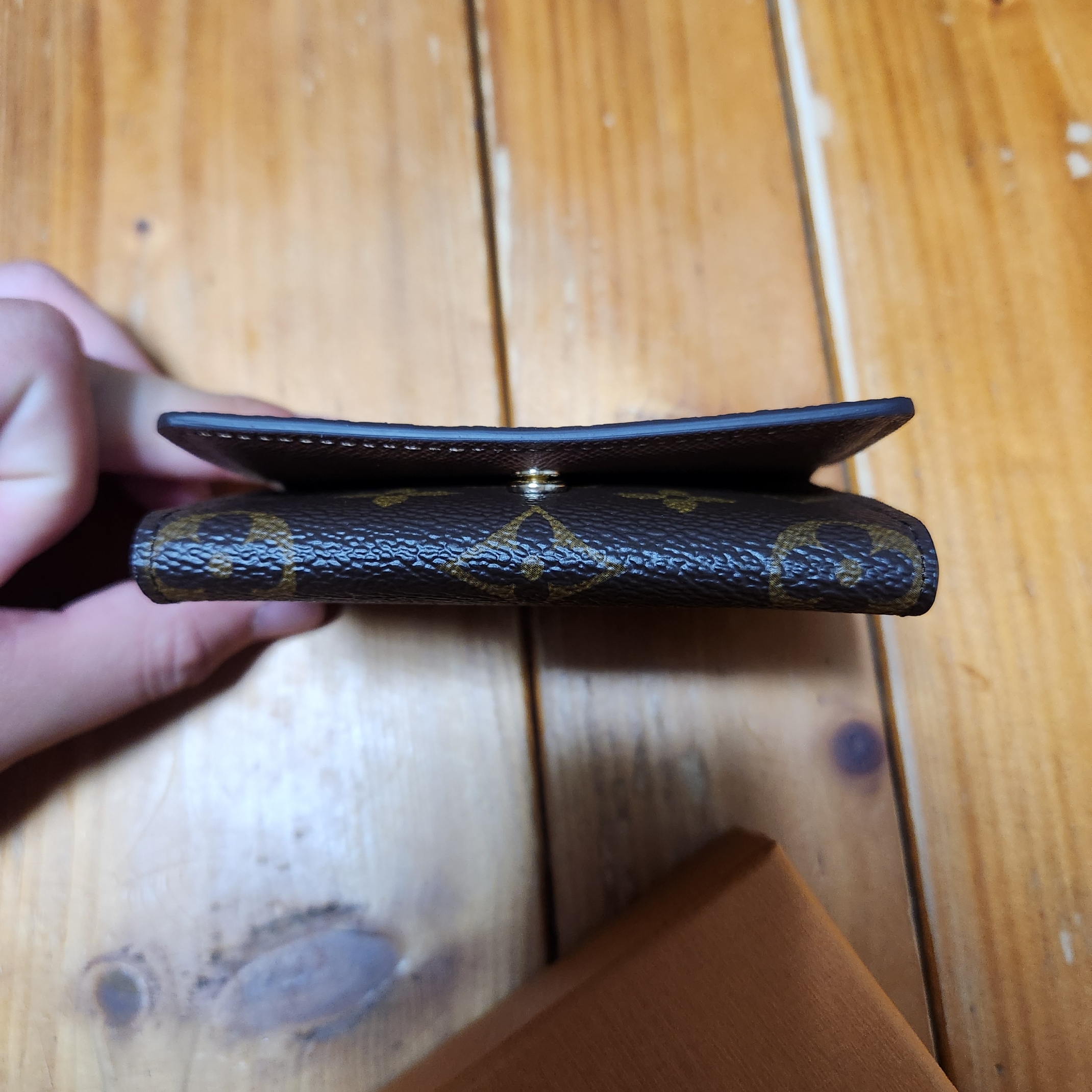 Louis Vuitton Envelope Business Card Holder Monogram 착용 스타일 - 1