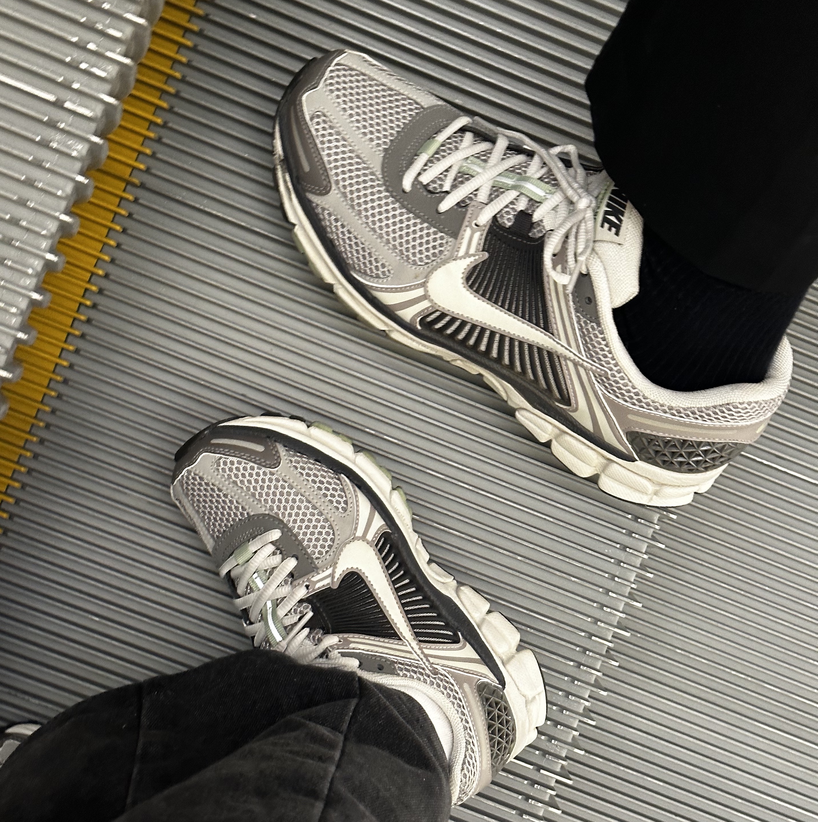 (W) Nike Zoom Vomero 5 Cobblestone and Flat Pewter 착용 스타일