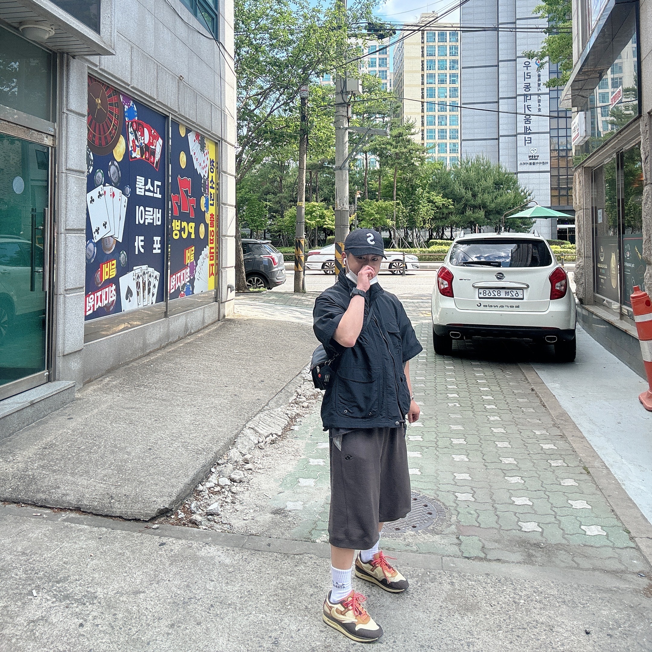 Sansan Gear Sweat Shorts Brown - 24SS, Supreme x The North Face Trekking Convertible Jacket Black - 22SS 착용 스타일