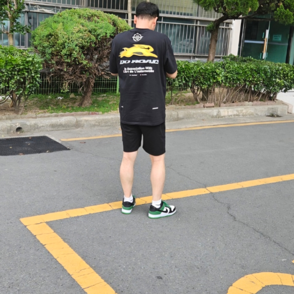 Nike SB Dunk Low Pro Black and Classic Green, Nike x Drake Nocta x Kar L'Art De L'Automobile Burrow T-Shirt Black (FD2205-010) 착용 스타일