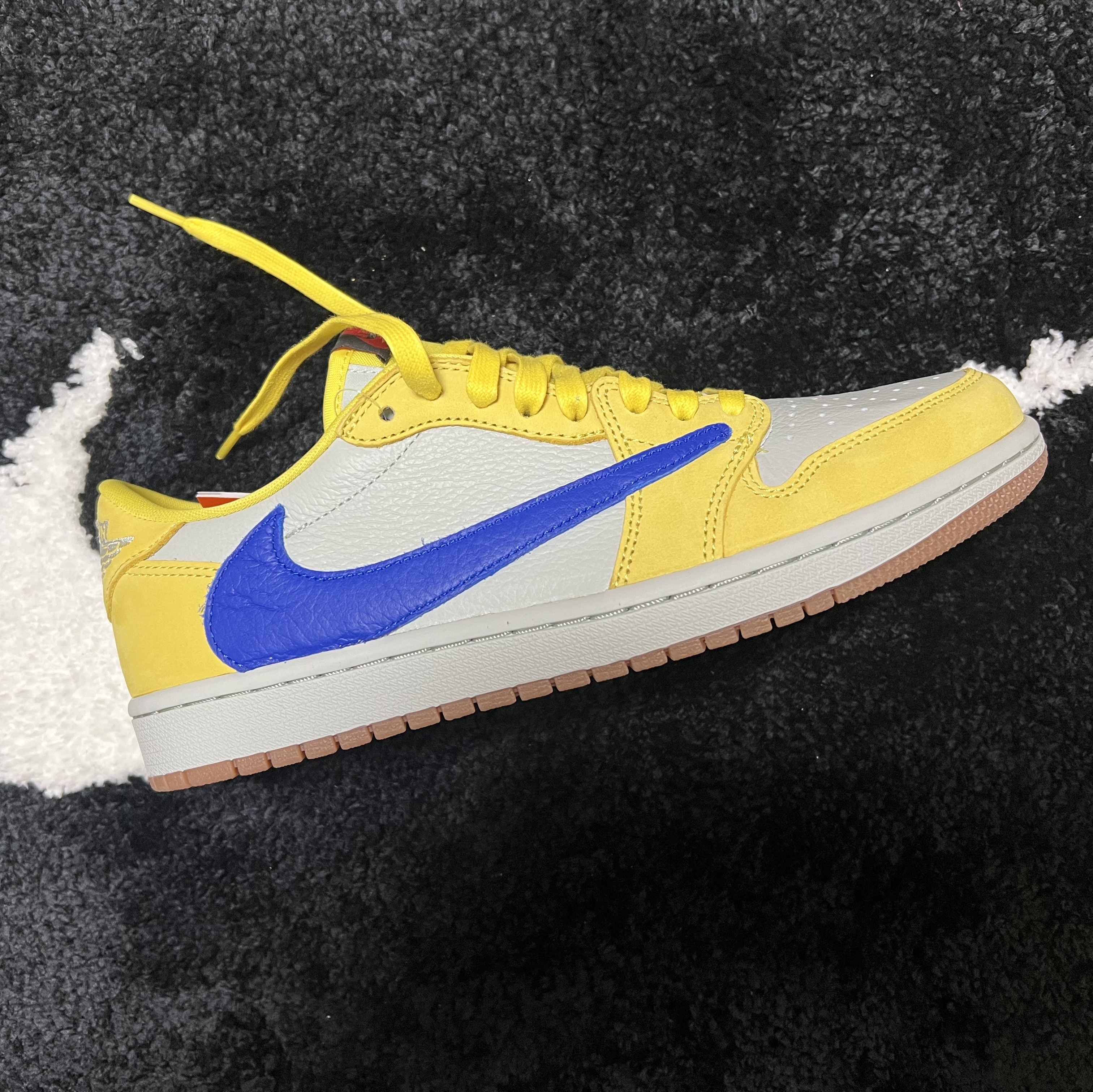 (W) Jordan 1 x Travis Scott Retro Low OG SP Canary, Nike Swoosh Rug Black White 착용 스타일