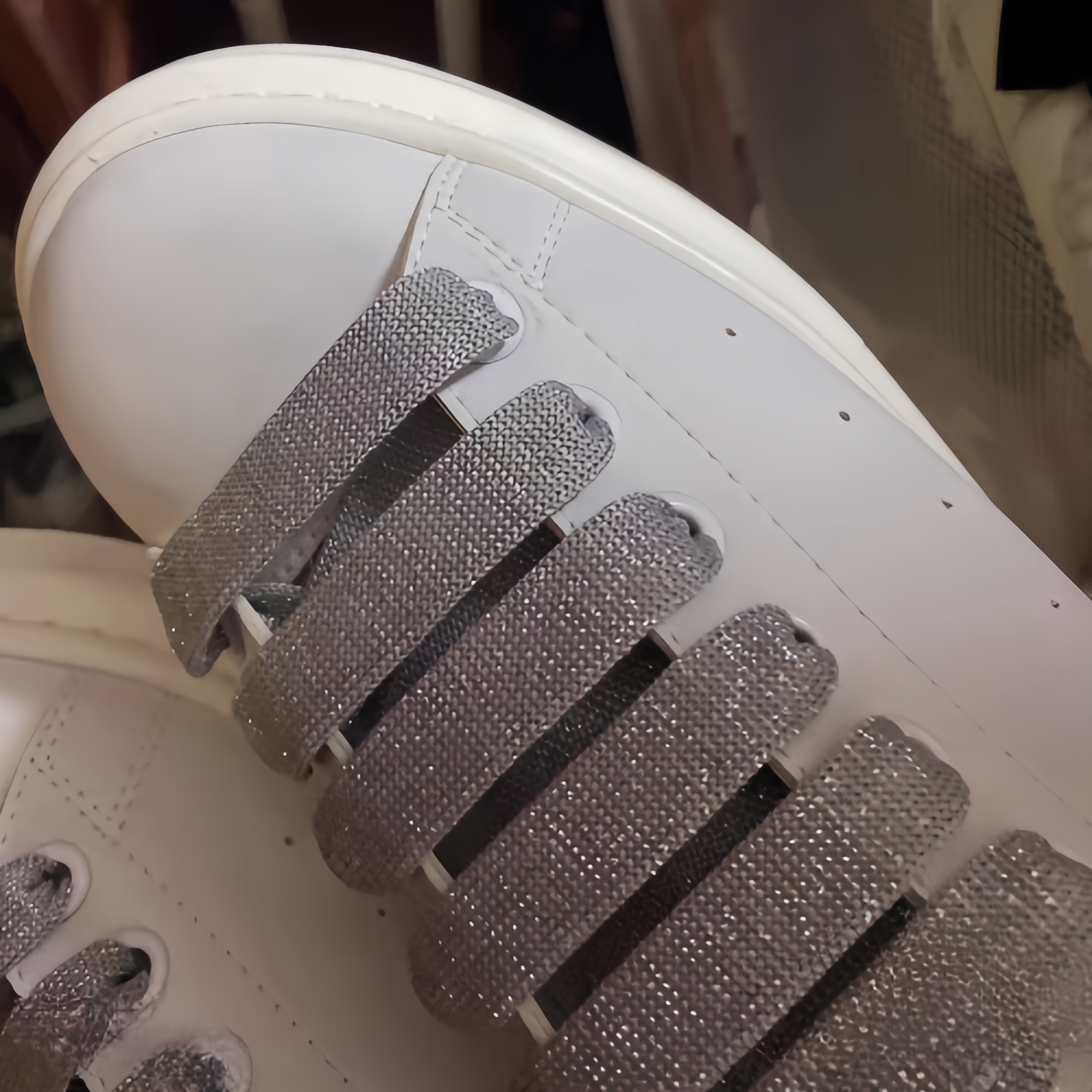 Alexander McQueen Oversized Sneakers White Black 착용 스타일