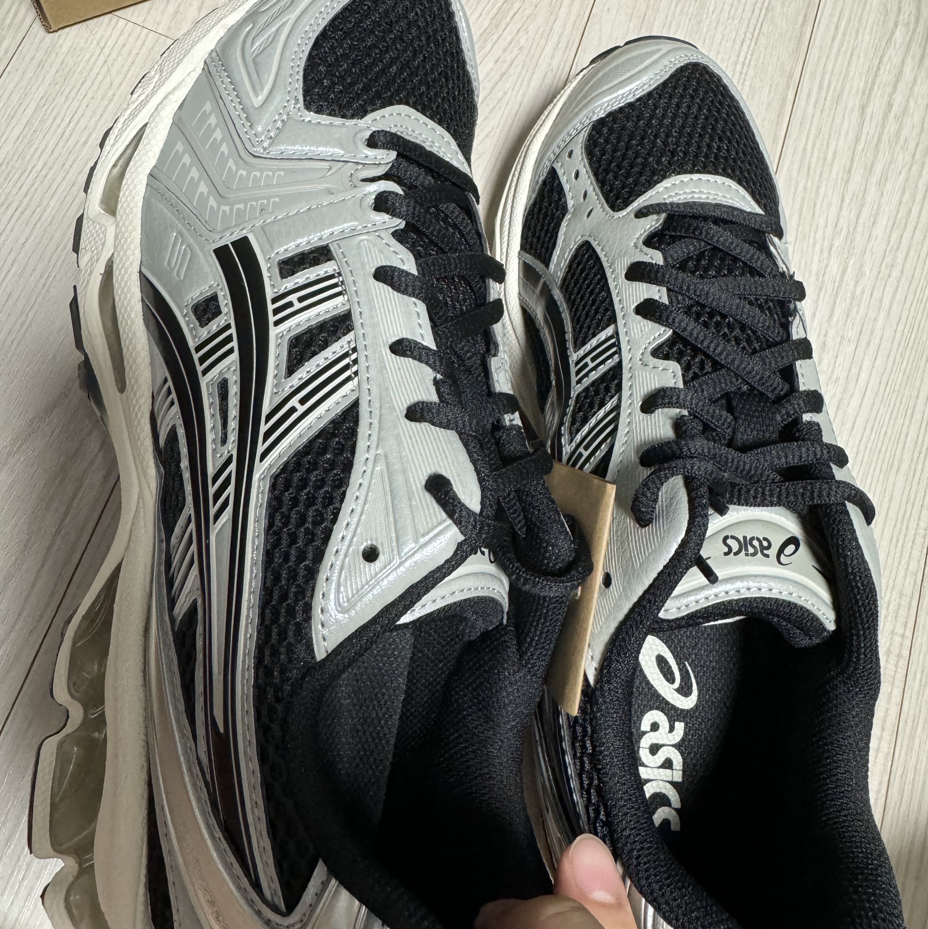 Asics Gel-Kayano 14 Black Seal Grey 착용 스타일