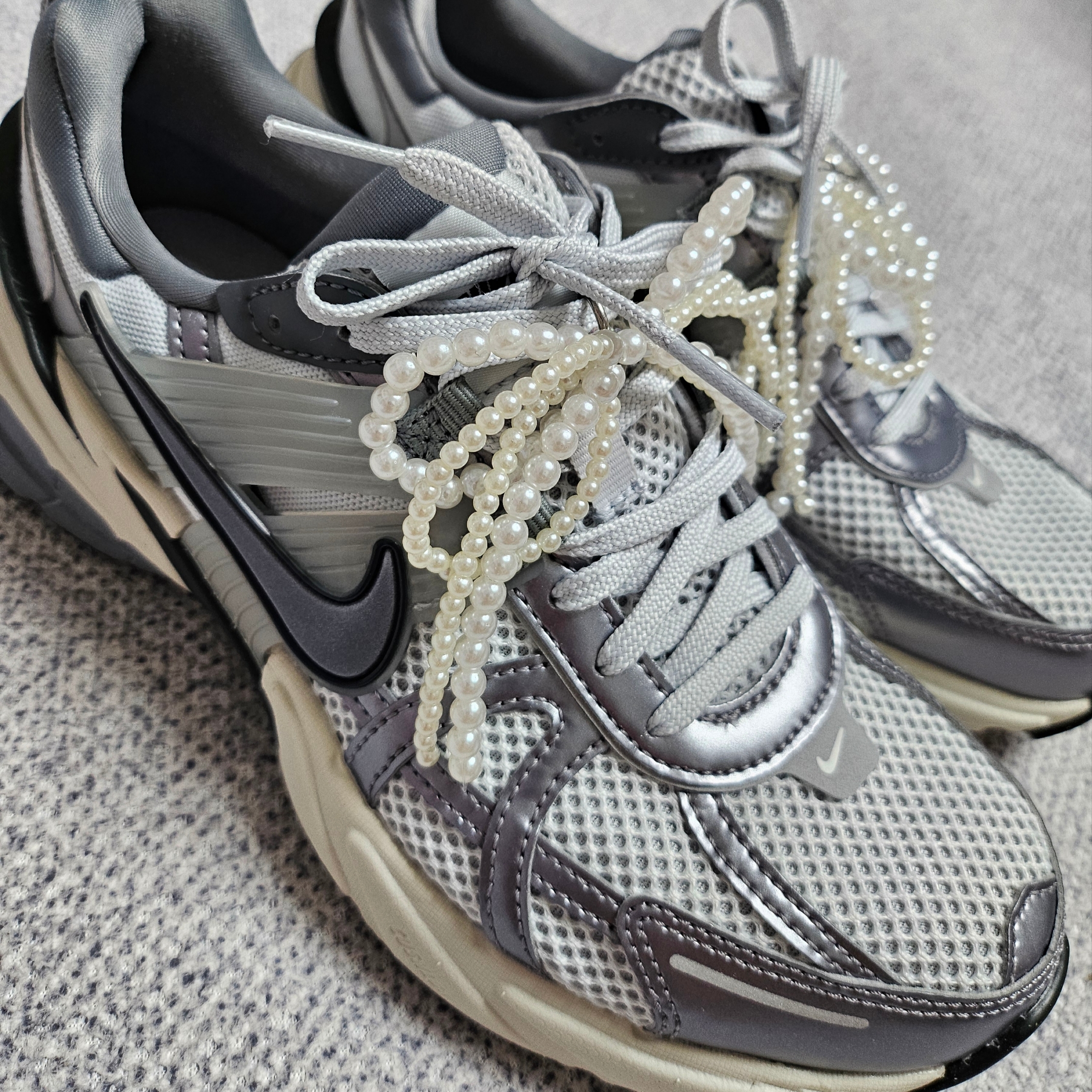 Nike V2K Run Pure Platinum Wolf Grey 착용 스타일 - 2