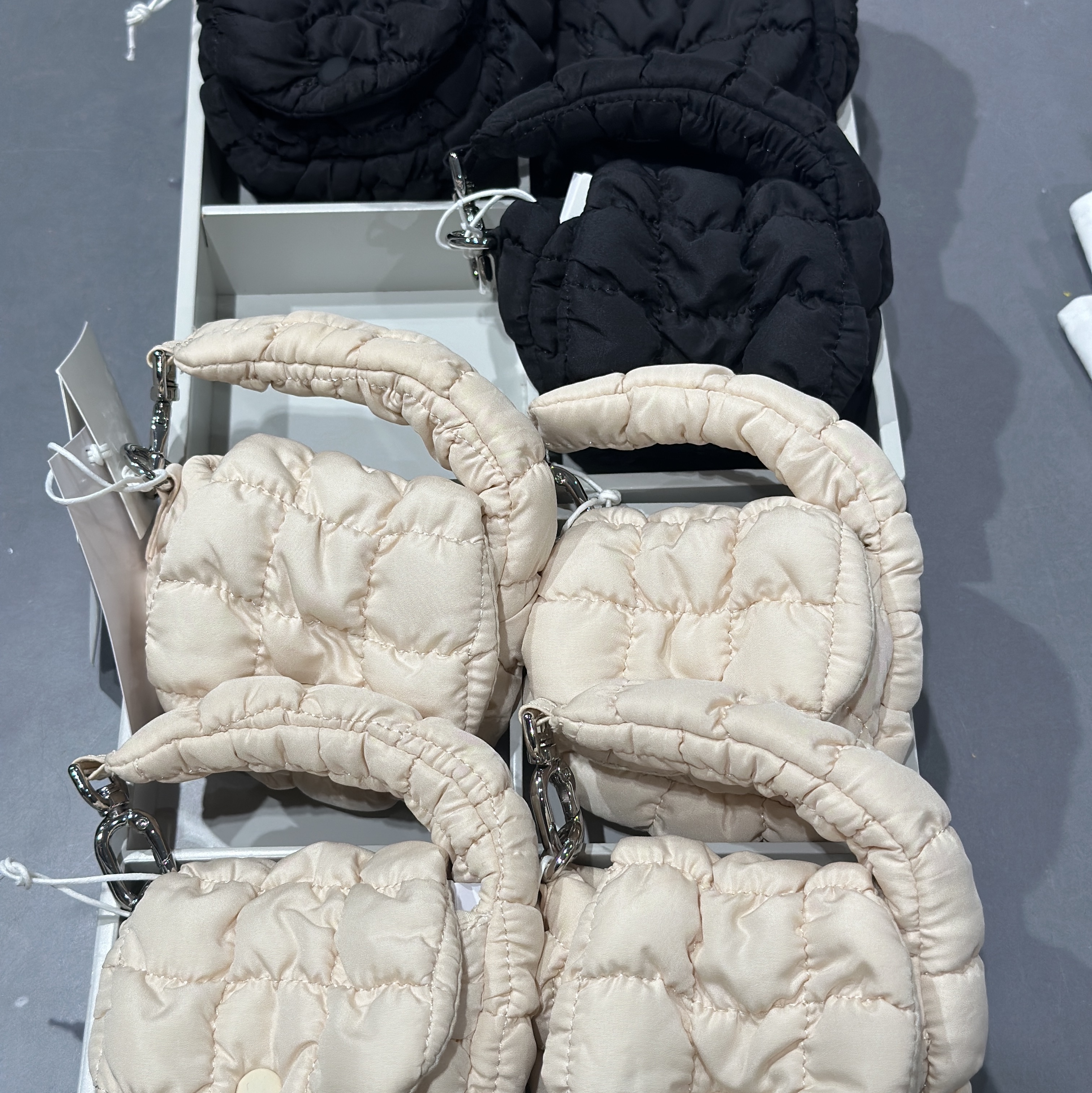 COS Quilted Nano Bag Beige 착용 스타일
