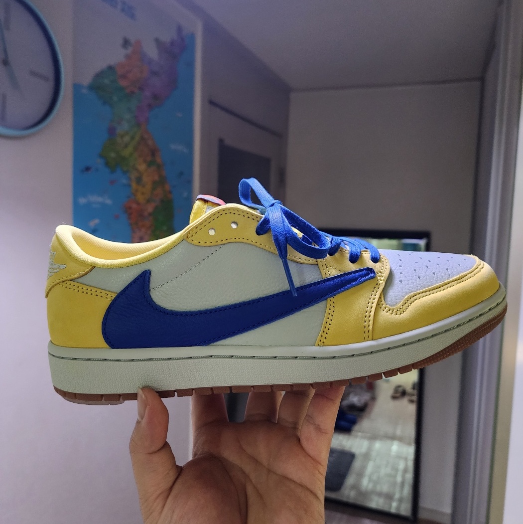 (W) Jordan 1 x Travis Scott Retro Low OG SP Canary 착용 스타일 - 1