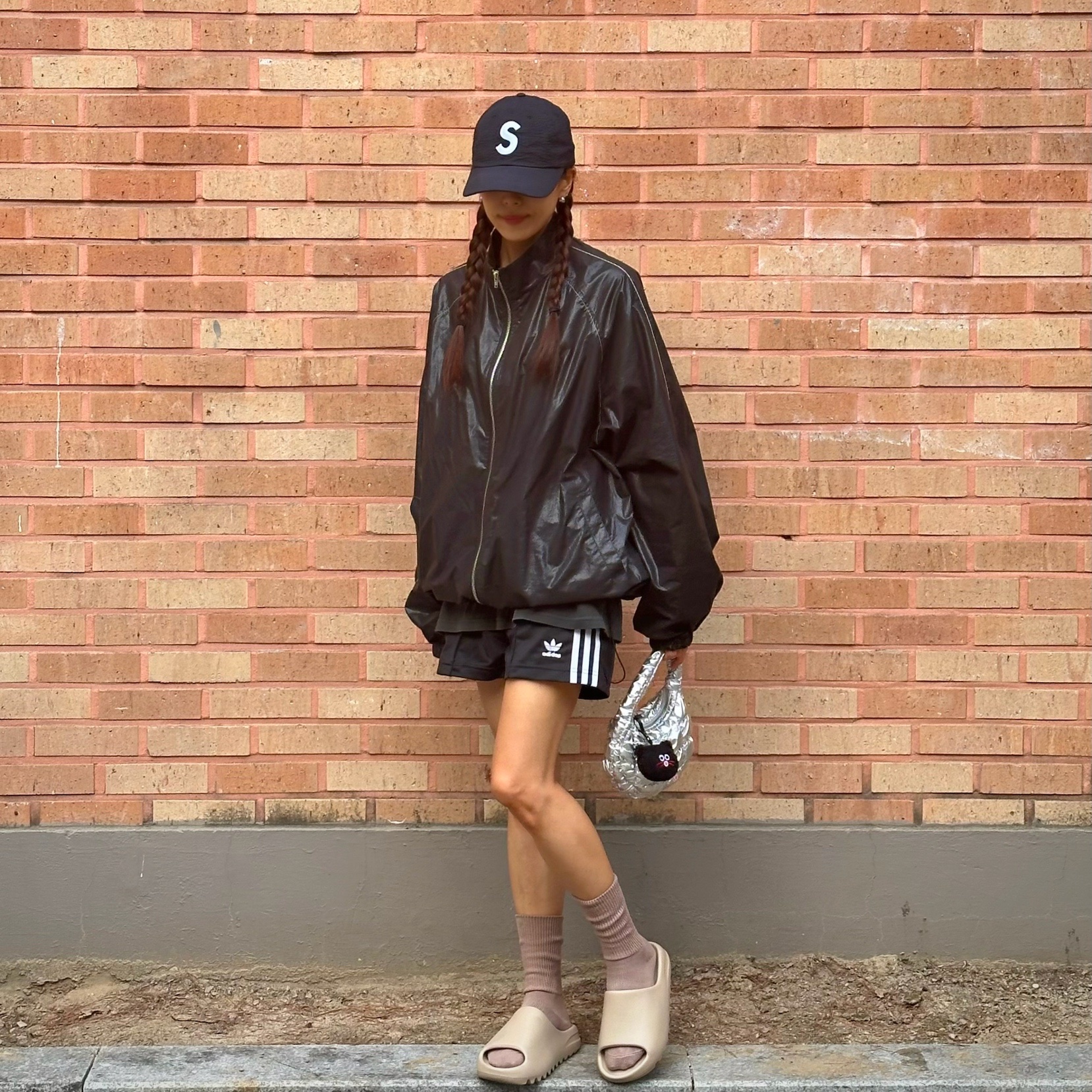 Supreme Seersucker S Logo 6-Panel Black - 24SS, (W) Adidas Firebird Shorts Black - KR Sizing 착용 스타일 - 1