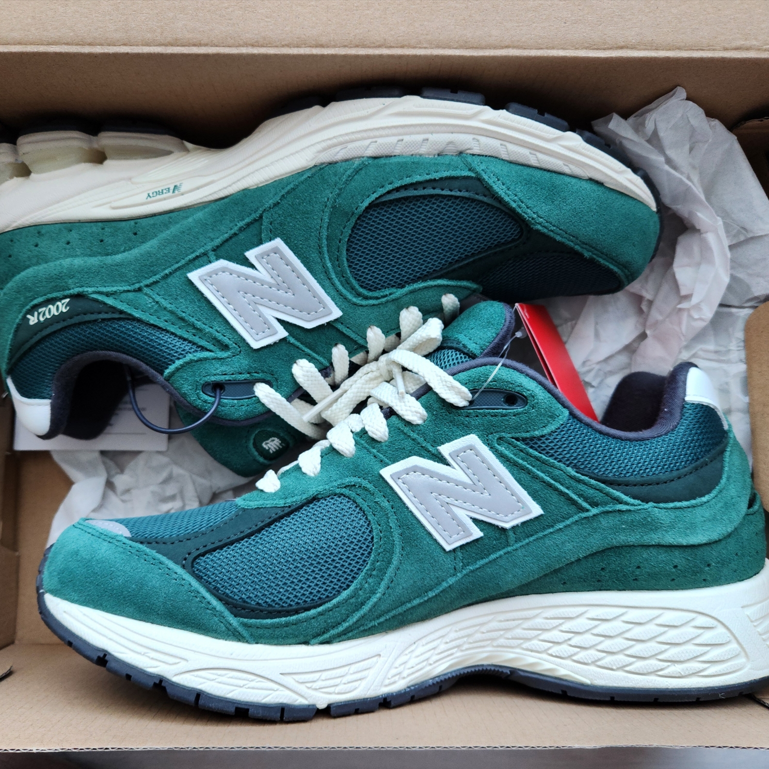 New Balance 2002R Nightwatch Green 착용 스타일