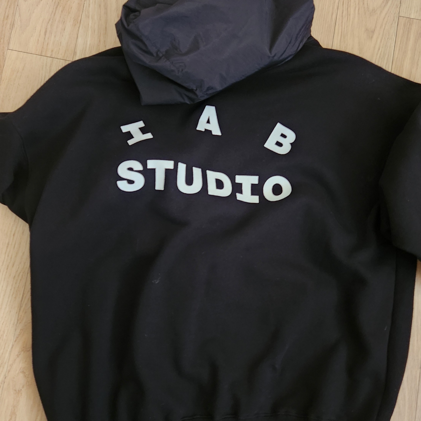 IAB Studio Woven Hoodie Black 착용 스타일 - 2