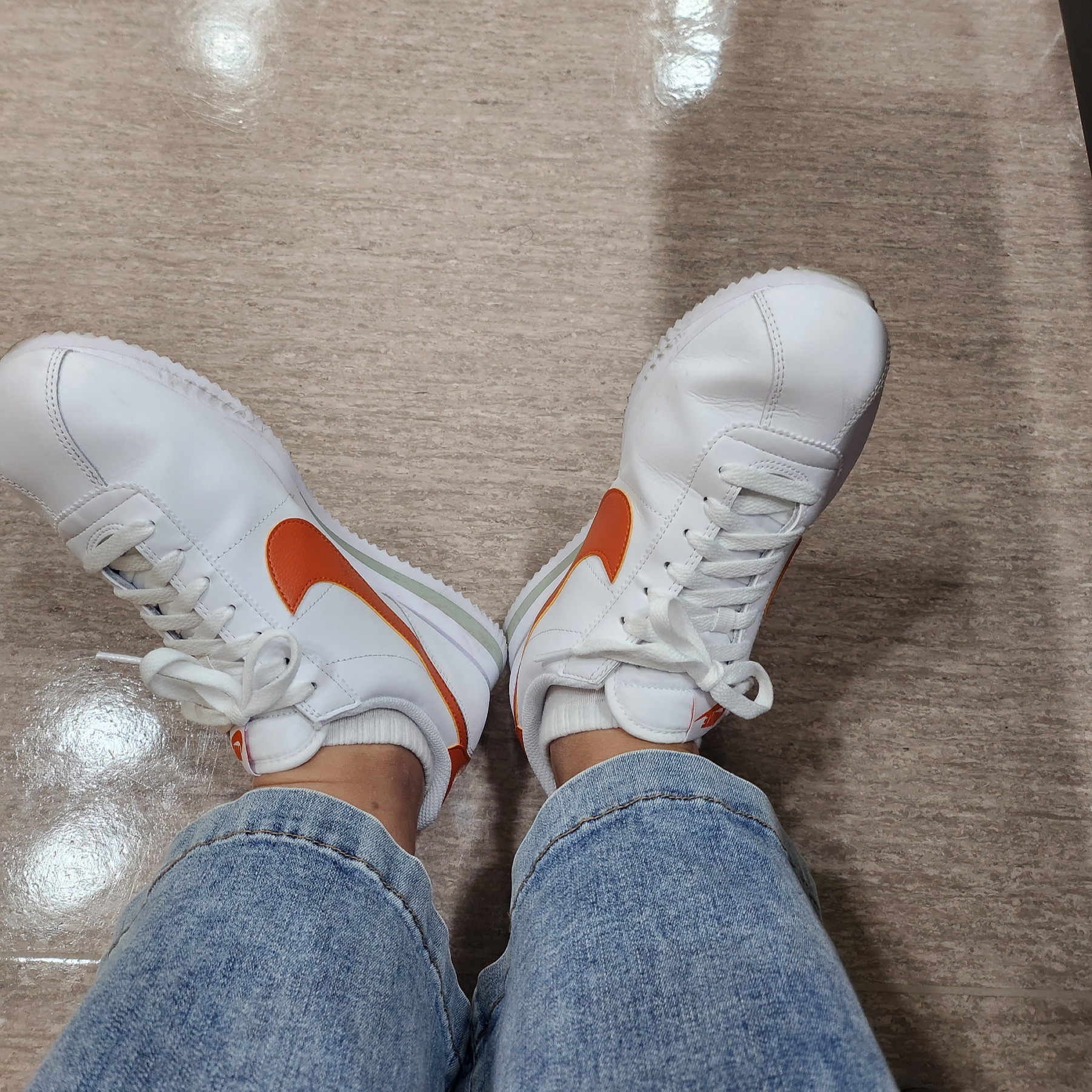 Nike Cortez White Campfire Orange 착용 스타일