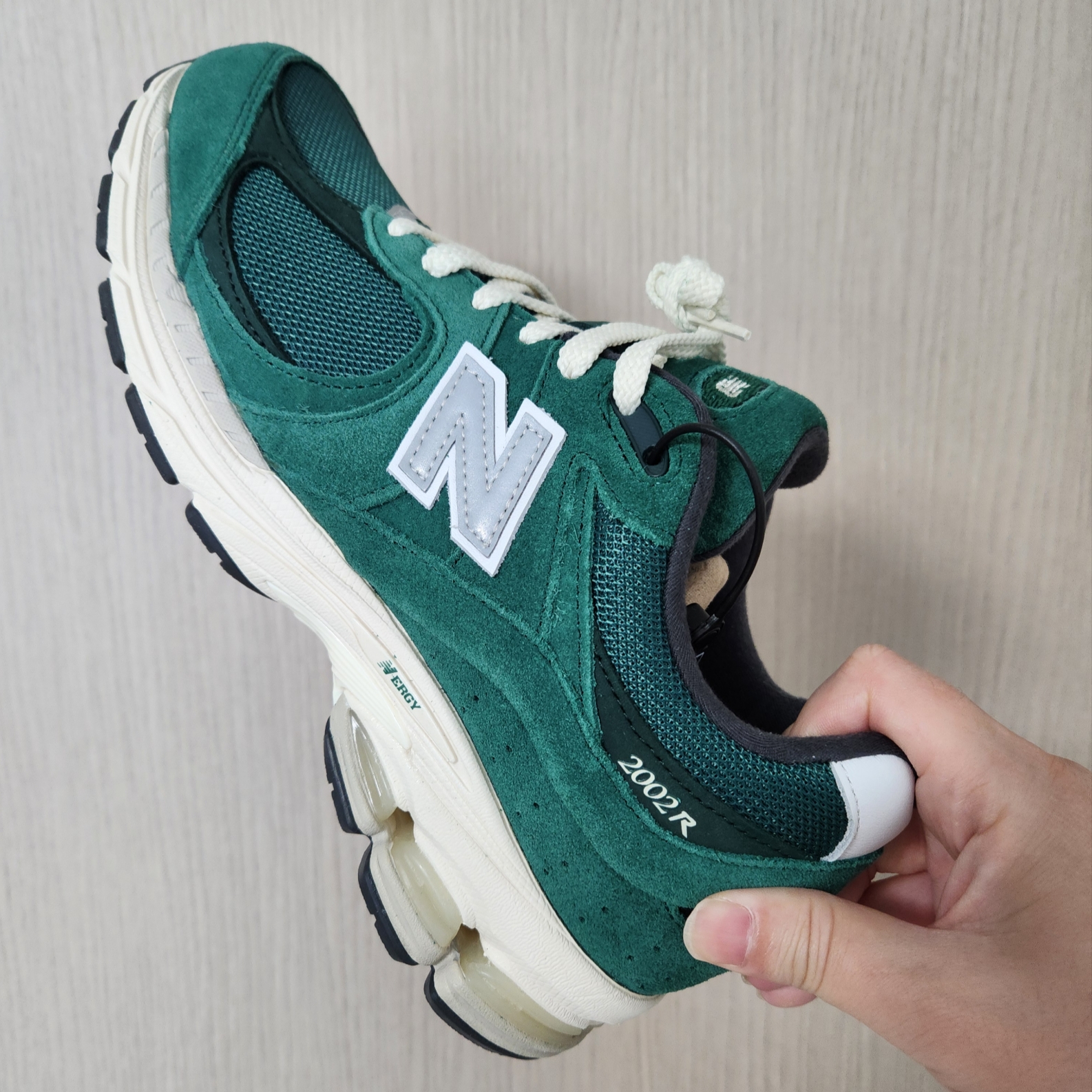 New Balance 2002R Nightwatch Green 착용 스타일