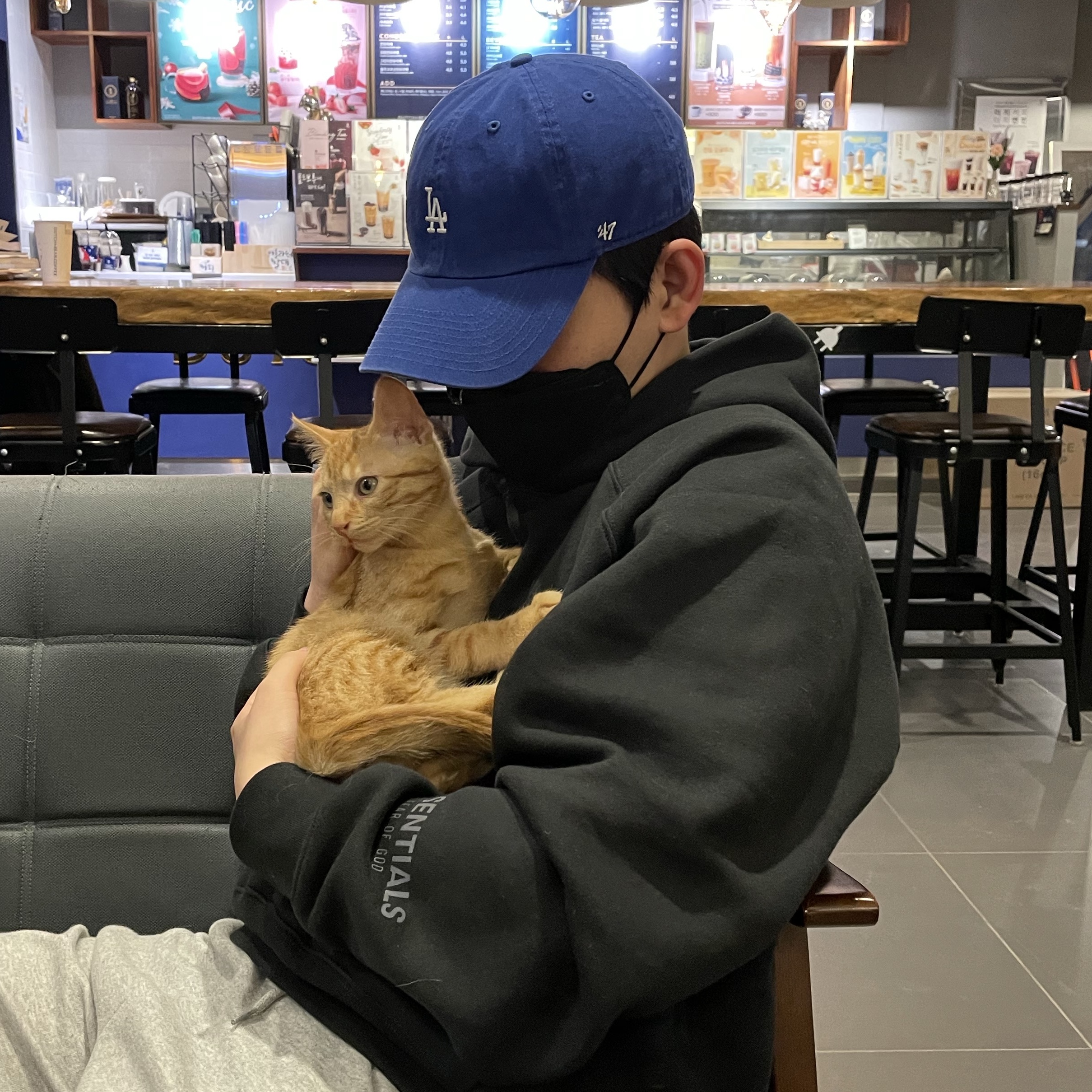 Essentials Logo Hoodie - 22FW 착용 스타일